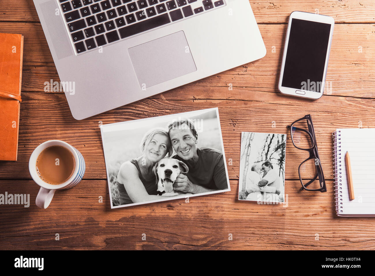 Scrivania in ufficio. Oggetti e fotografie in bianco e nero di Coppia senior Foto Stock