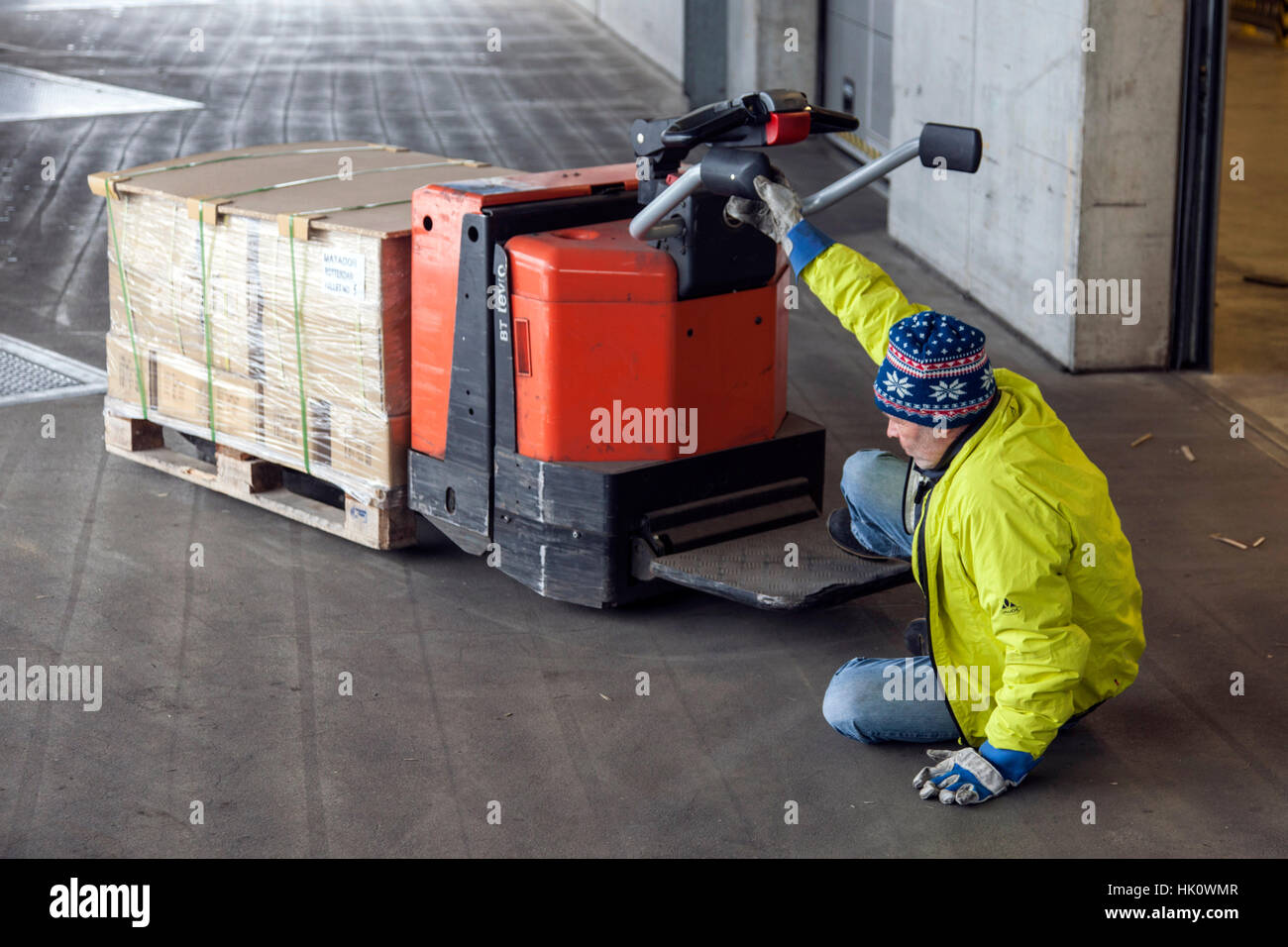 Caricamento di un carrello sulla rampa Foto Stock