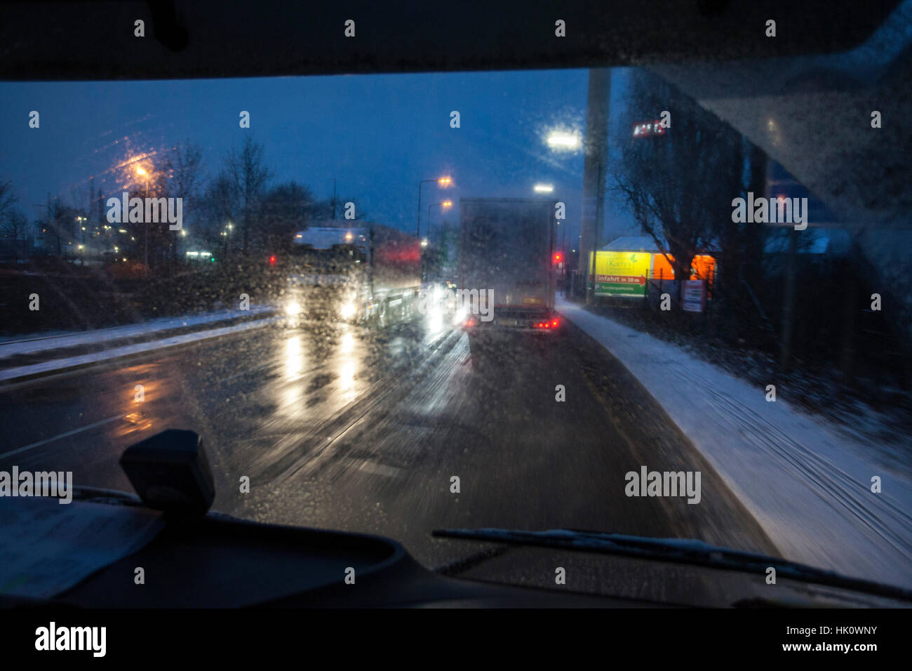Vista da una cabina su strada in inverno al buio Foto Stock