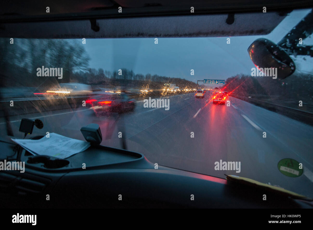 Vista da una cabina su strada in inverno al buio Foto Stock