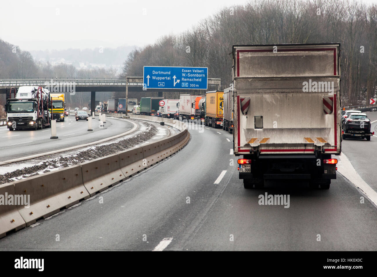 Vista attraverso il parabrezza in autostrada A46 vicino a Wuppertal Foto Stock