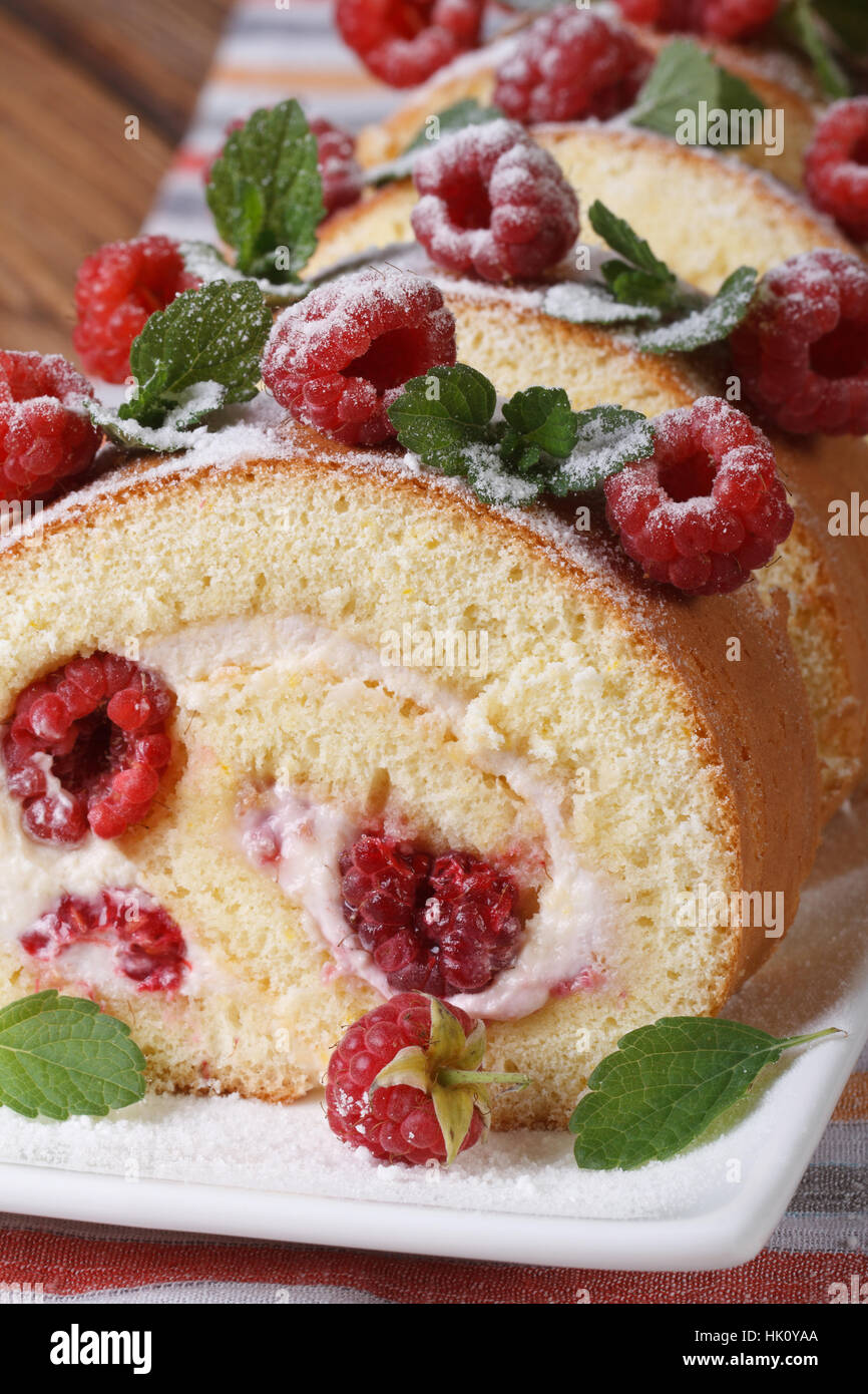 Gustosa torta con lamponi freschi e menta close up sul piano verticale. Foto Stock