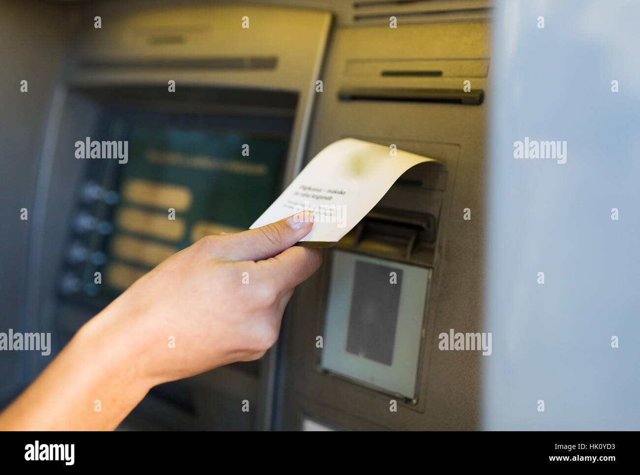 Stretta di mano tenendo la ricezione dal bancomat Foto Stock