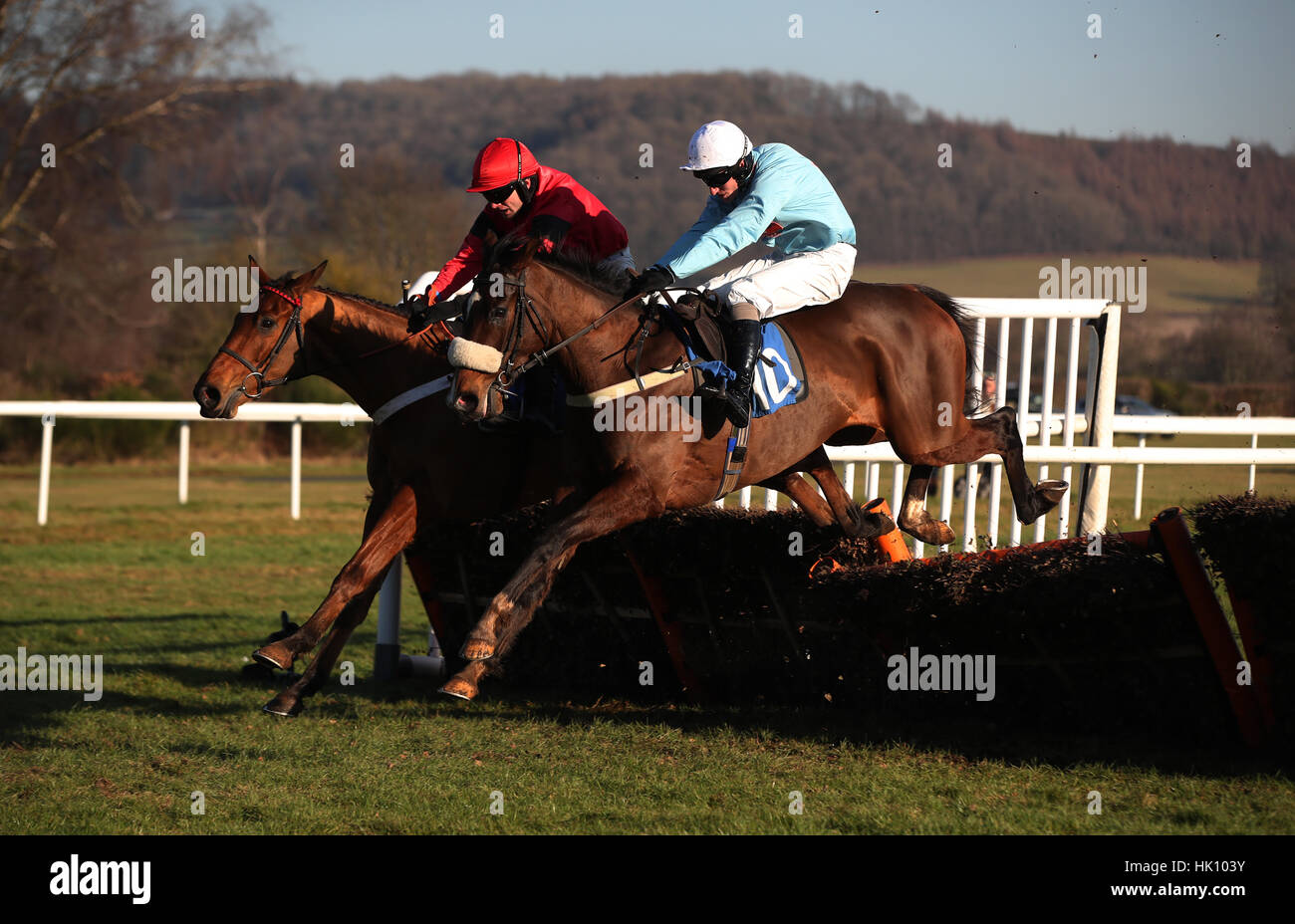 Brave Eagle cavalcato da fantino Geremia McGrath (sinistra) salta l'ultimo ostacolo da superare per vincere battendo Oxwich Bay cavalcato da fantino Adam cuneo nel Racing UK National Hunt Maiden Hurdle a Ludlow Racecourse. Foto Stock