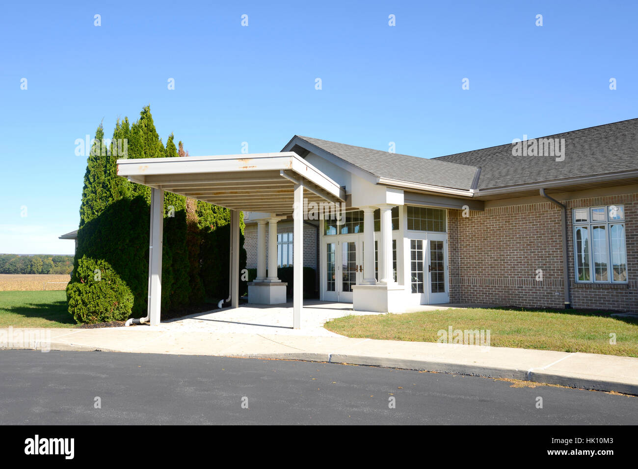 Ingresso per un edificio moderno con una facciata in mattoni Foto Stock