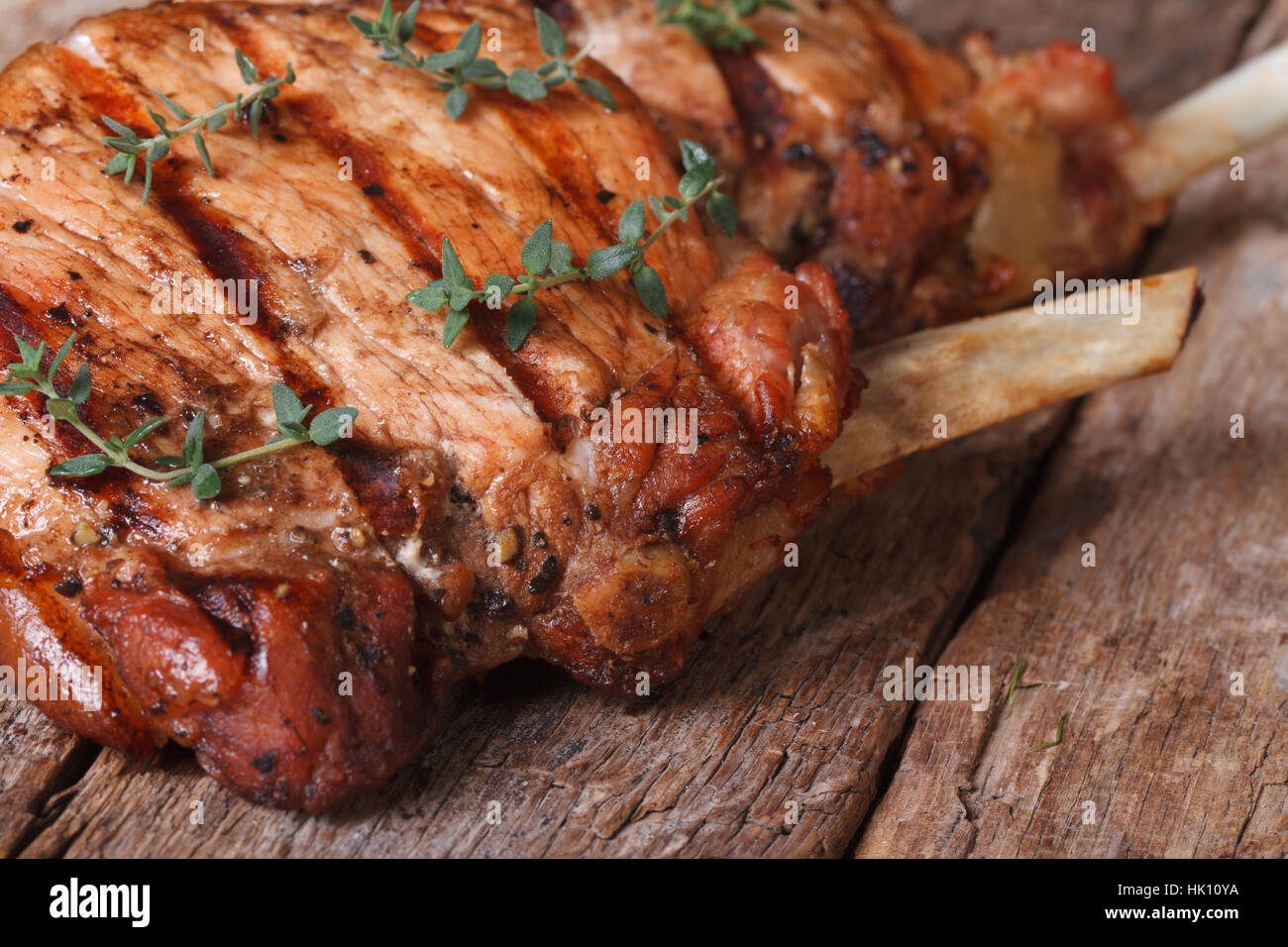 Due hot succosa bistecca di carne di maiale con il timo macro su un vecchio tavolo orizzontale Foto Stock