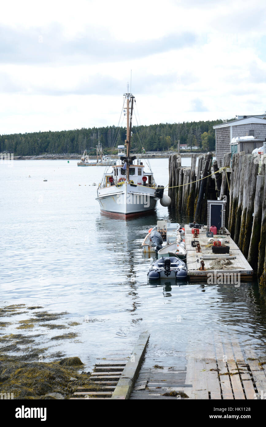 Imbarcazione attraccata durante la bassa marea in Port Clyde, Maine Foto Stock