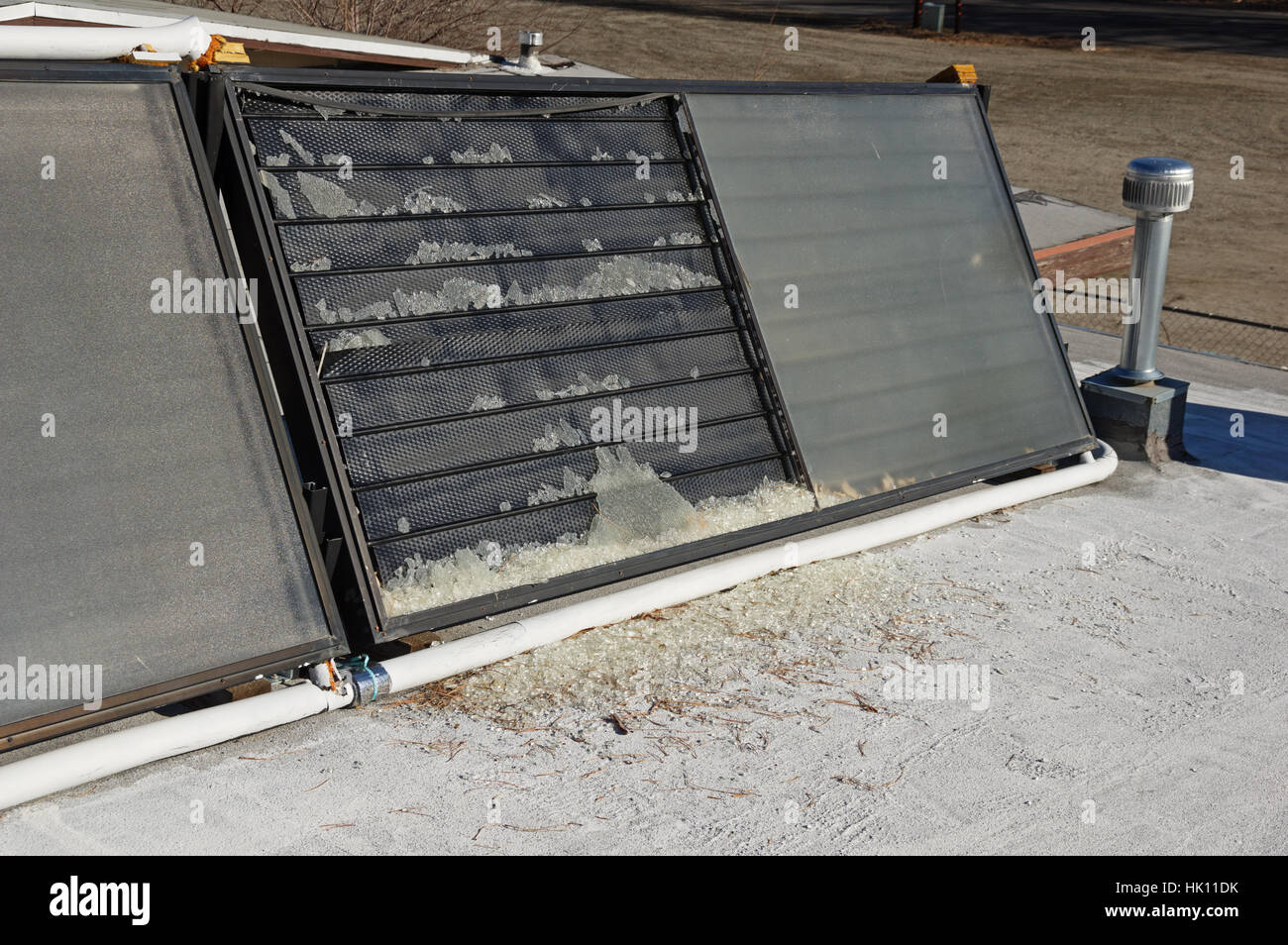 Collettori termici solari con pannello di vetro rotto Foto Stock