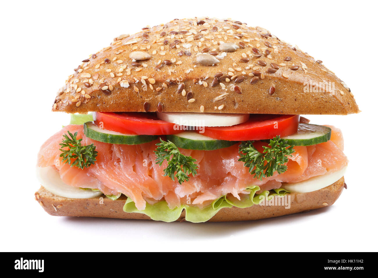 Sandwich con salmone e verdure close-up isolati su sfondo bianco. vista frontale Foto Stock