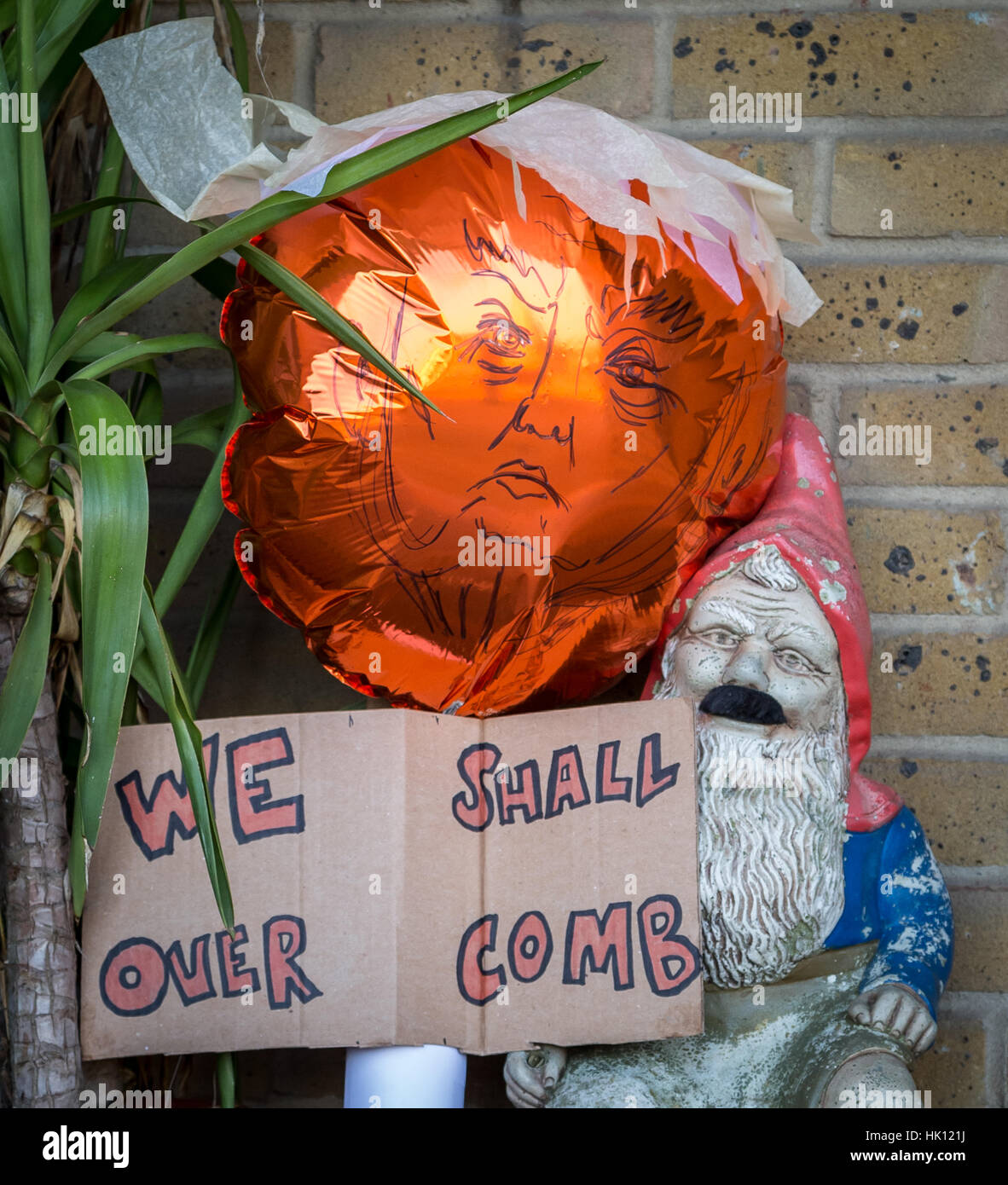 Targhetta Anti-Trump e palloncino visto nel sud est di Londra, Regno Unito Foto Stock