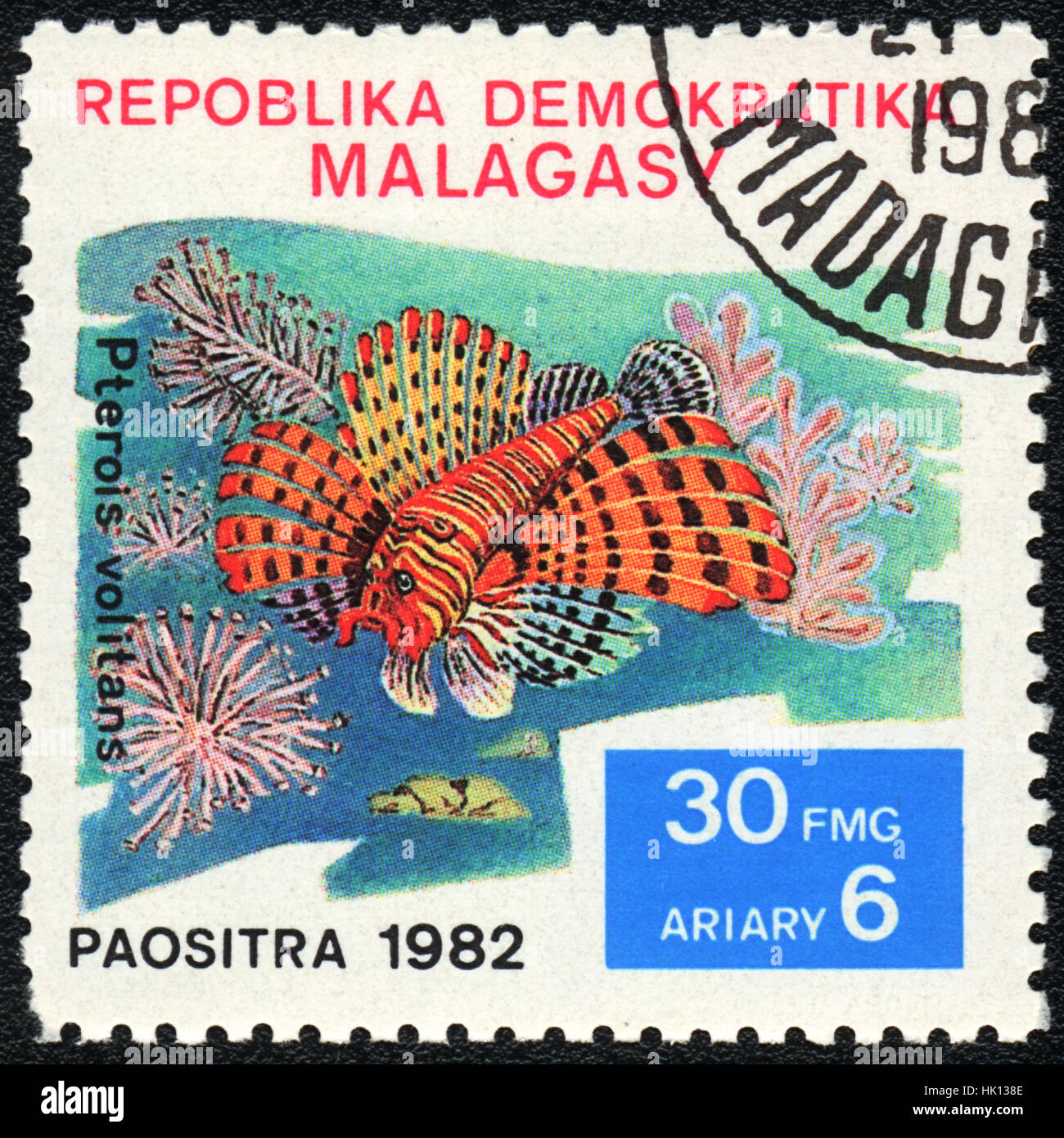 Un francobollo stampato nella Repubblica malgascia mostra un pesce pterois volitans, serie, circa 1982 Foto Stock