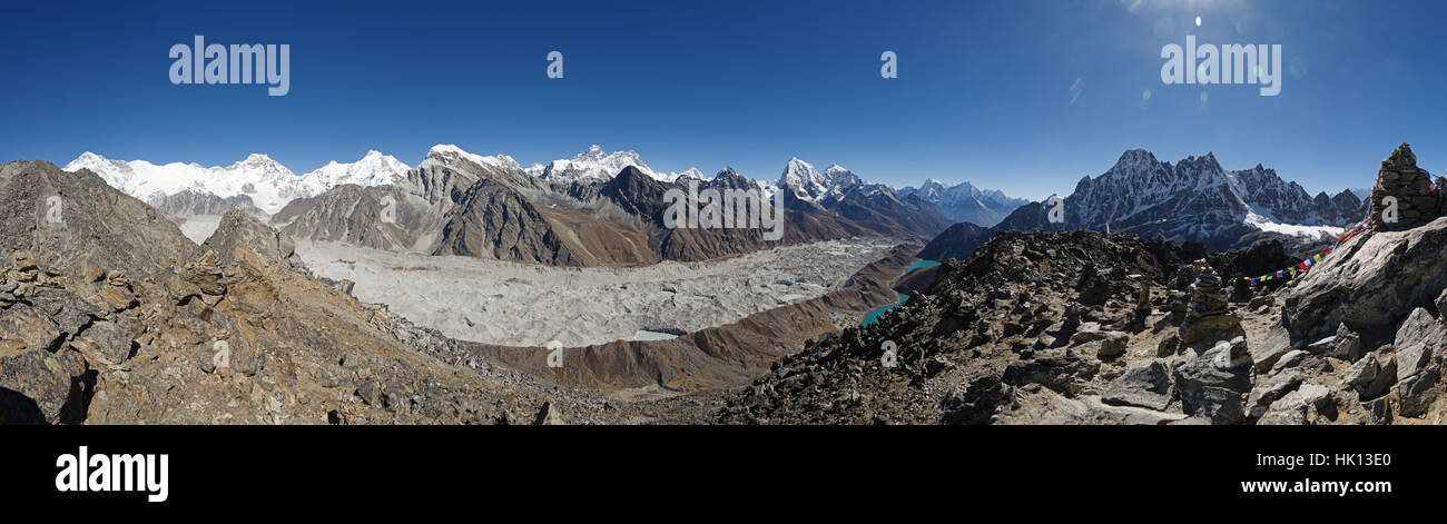 Panorama dell'himalaya dal vertice di Gokyo Ri compresi Cho Oyu Everest e Cholatse e il ghiacciaio Ngozumba Foto Stock