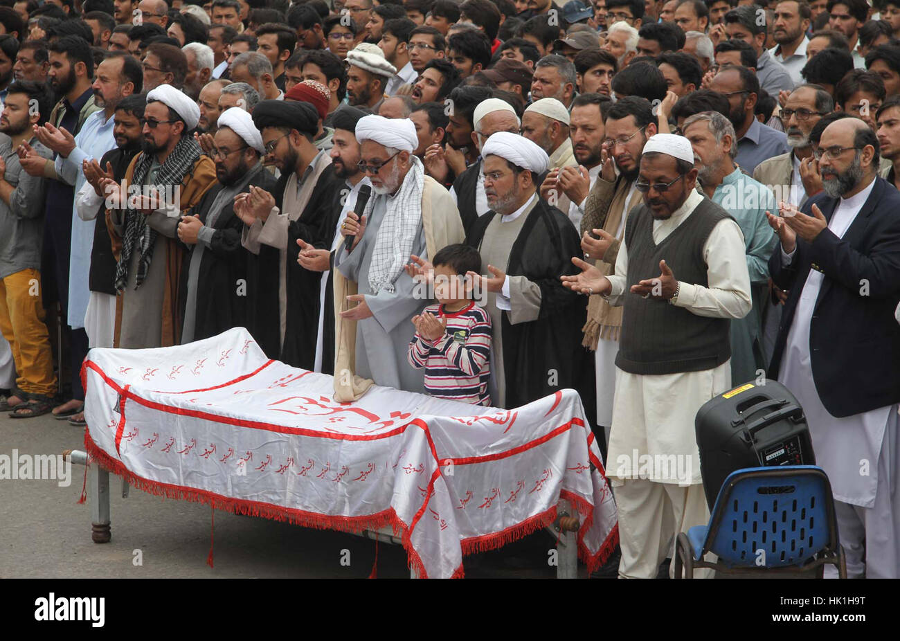 Il pakistan. Il 25 gennaio 2017. Musulmani sciiti sono offrendo preghiere funebri di Qari Kazim Raza che hanno ucciso da uomini armati e non identificati, a M.A Jinnah Road a Karachi il Mercoledì, 25 gennaio 2017. Credito: Asianet-Pakistan/Alamy Live News Foto Stock