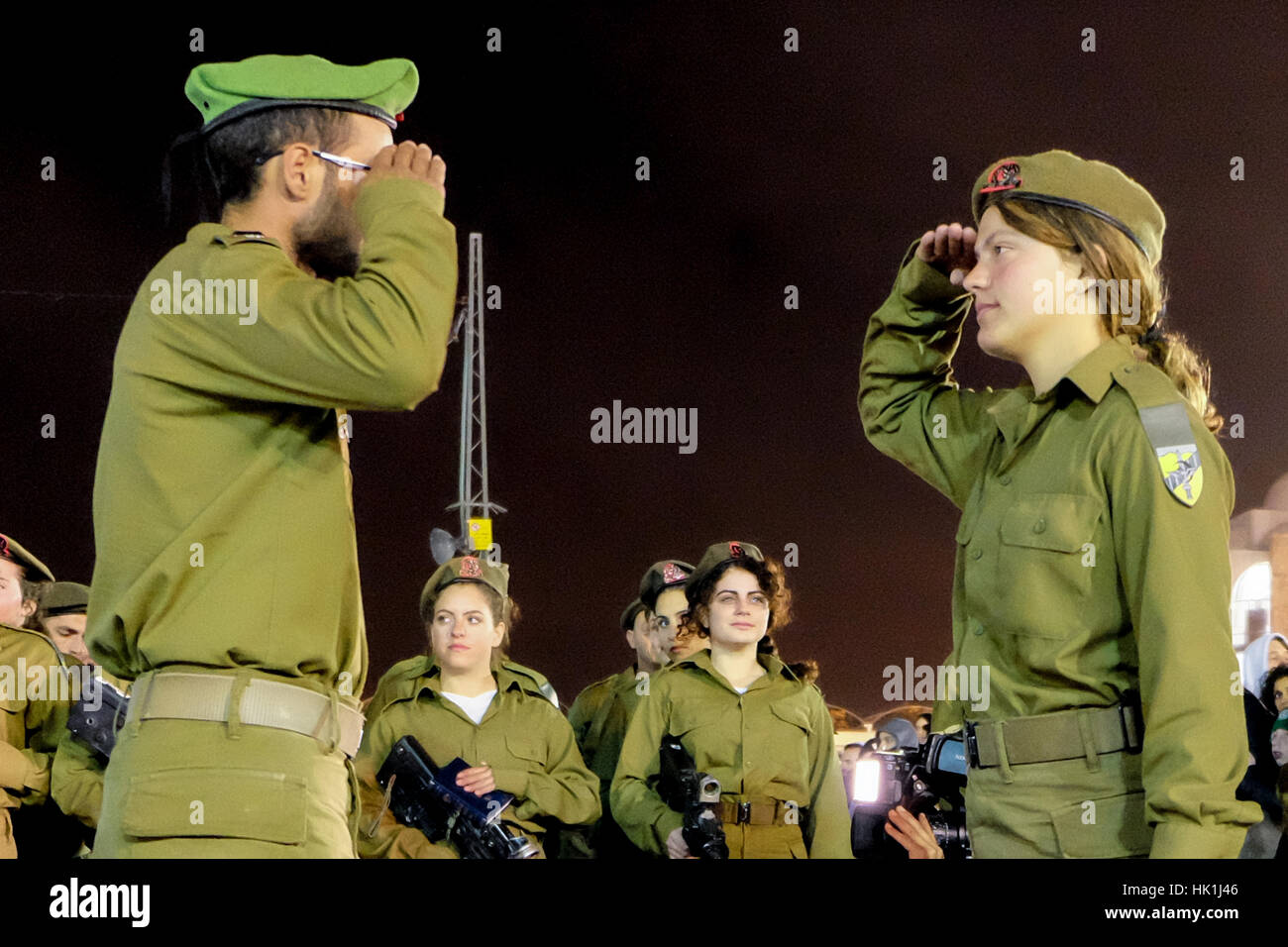 Gerusalemme, Israele. Il 25 gennaio 2017. In mezzo a un acceso dibattito sul genere misto servizio militare e integrazione di ultra ortodosso uomini ebrei nell esercito, l'IDF conduce la sua prima miscelata sesso giuramento nella cerimonia per il mese di novembre 2016 reclute della Caracal battaglione di fanteria presso il Muro Occidentale. Caracal è solo una delle due unità di combattimento in i militari israeliani che è composto sia da maschio e femmina di soldati. Credito: Nir Alon/Alamy Live News Foto Stock