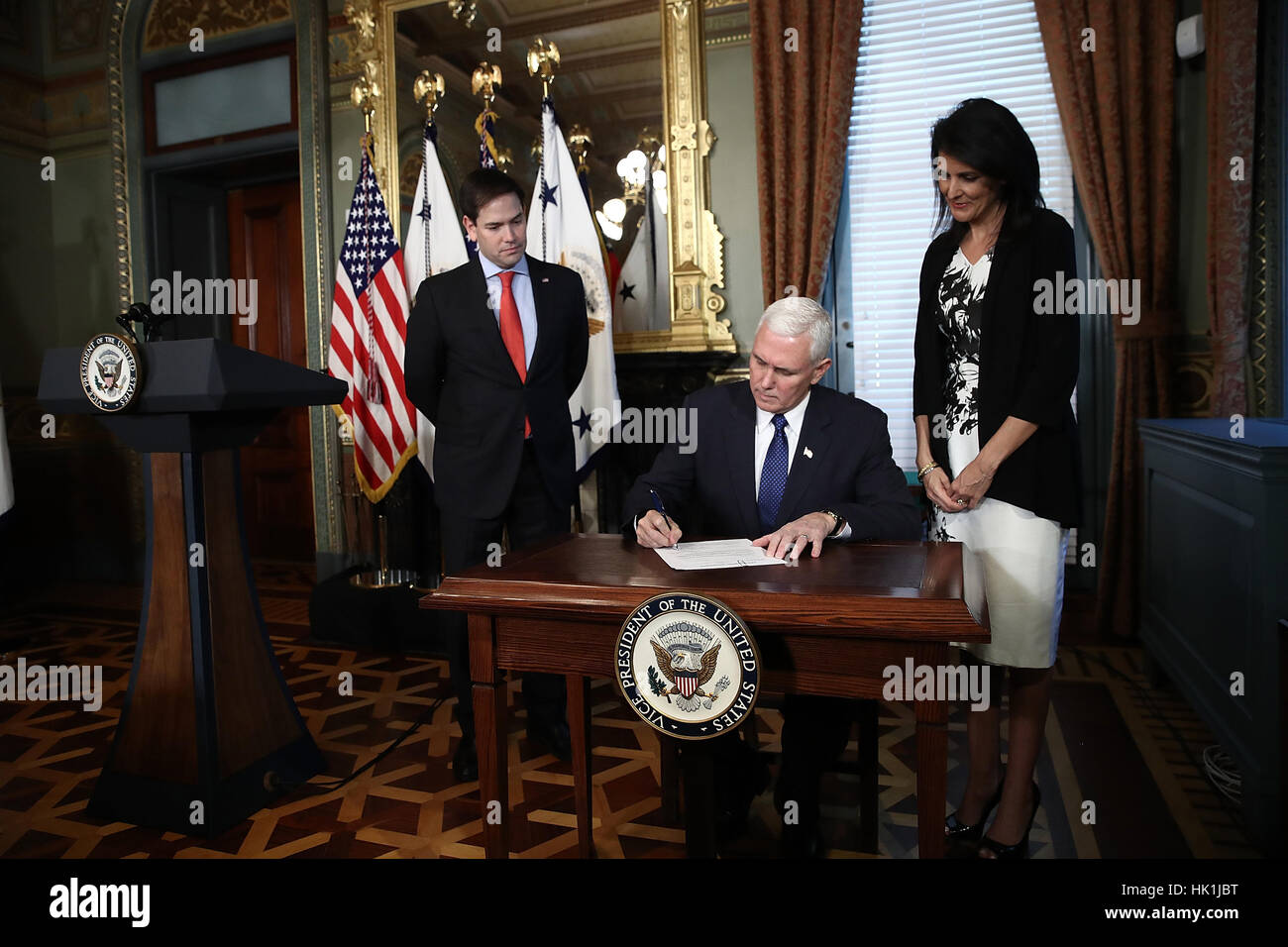 Washington DC, Stati Uniti d'America. Il 25 gennaio 2017. Il Vicepresidente degli Stati Uniti Mike Pence segni la conferma della nomina di documenti cartacei per Nikki Haley (R) alla fine della cerimonia dove Haley ha prestato giuramento come NEGLI STATI UNITI Ambasciatore presso le Nazioni Unite, Gennaio 25, 2017 a Washington, DC. Haley era precedentemente noto come il governatore della Carolina del Sud. Inoltre è raffigurato a noi il senatore Marco Rubio (repubblicano della Florida). Credito: vittoria McNamee/Piscina via CNP /MediaPunch/Alamy Live News Foto Stock