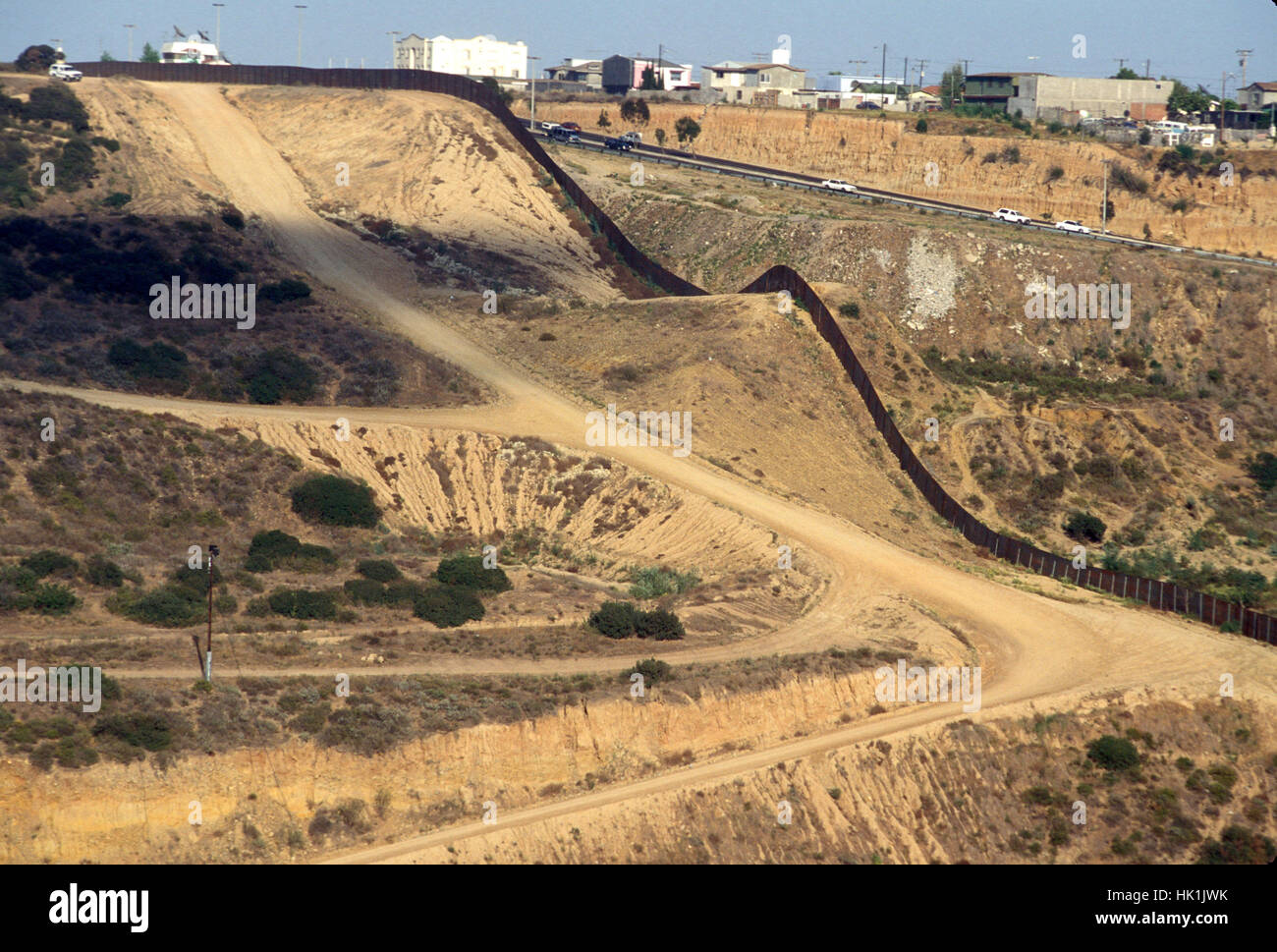 San Diego, Stati Uniti d'America. 25 gennaio, 2107. **Foto File** Presidente Trump firmato degli ordini esecutivi per iniziare la costruzione di un muro in US-frontiera messico, potenziare la Pattuglia di Confine forze e aumentando il numero dell'immigrazione i funzionari di polizia incaricati di effettuare le deportazioni. Nella foto: Maggio 01, 1996 Il San Diego settore è uno dei nove Pattuglia di Confine settori lungo gli Stati Uniti - Messico frontiera. Esso è responsabile per il pattugliamento del primo 66 miglia degli Stati Uniti. Credito: ZUMA Press, Inc./Alamy Live News Foto Stock