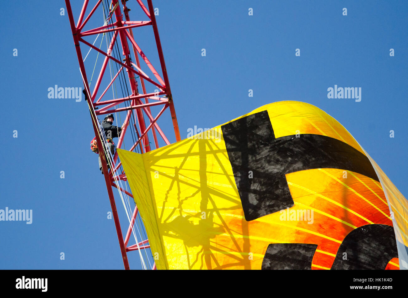 Washington, Stati Uniti d'America. 25 gennaio, 2017. Greenpeace protester guarda verso la Casa Bianca Credito: Angela Drake/Alamy Live News Foto Stock