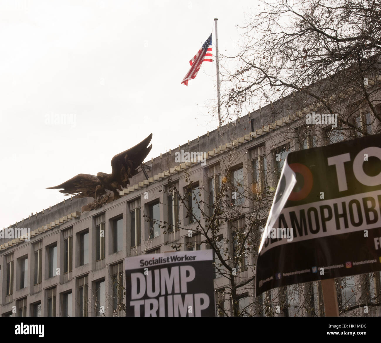 Londra, Regno Unito. 4 febbraio 2017. Londra, 4 febbraio 2017, banner di protesta al di fuori dell'Ambasciata degli Stati Uniti presso l'anti-Trump manifestazione a Londra Credito: Ian Davidson/Alamy Live News Foto Stock