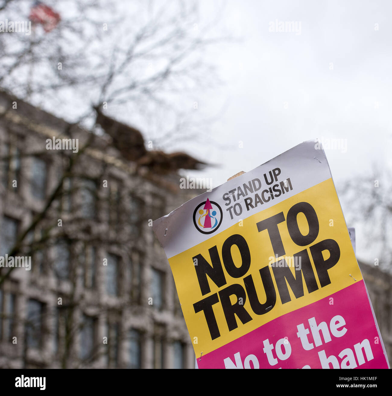 Londra, Regno Unito. 4 febbraio 2017. Londra, 4 febbraio 2017, banner al di fuori dell'Ambasciata degli Stati Uniti presso l'anti-Trump manifestazione a Londra Credito: Ian Davidson/Alamy Live News Foto Stock