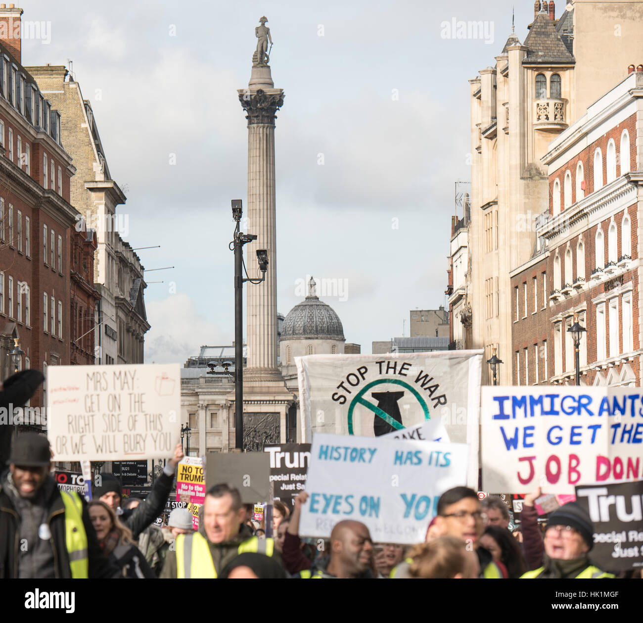 Londra, Regno Unito. 4 febbraio 2017. heaed del marzo entra Whitehall, , all'anti-Trump manifestazione a Londra Credito: Ian Davidson/Alamy Live News Foto Stock