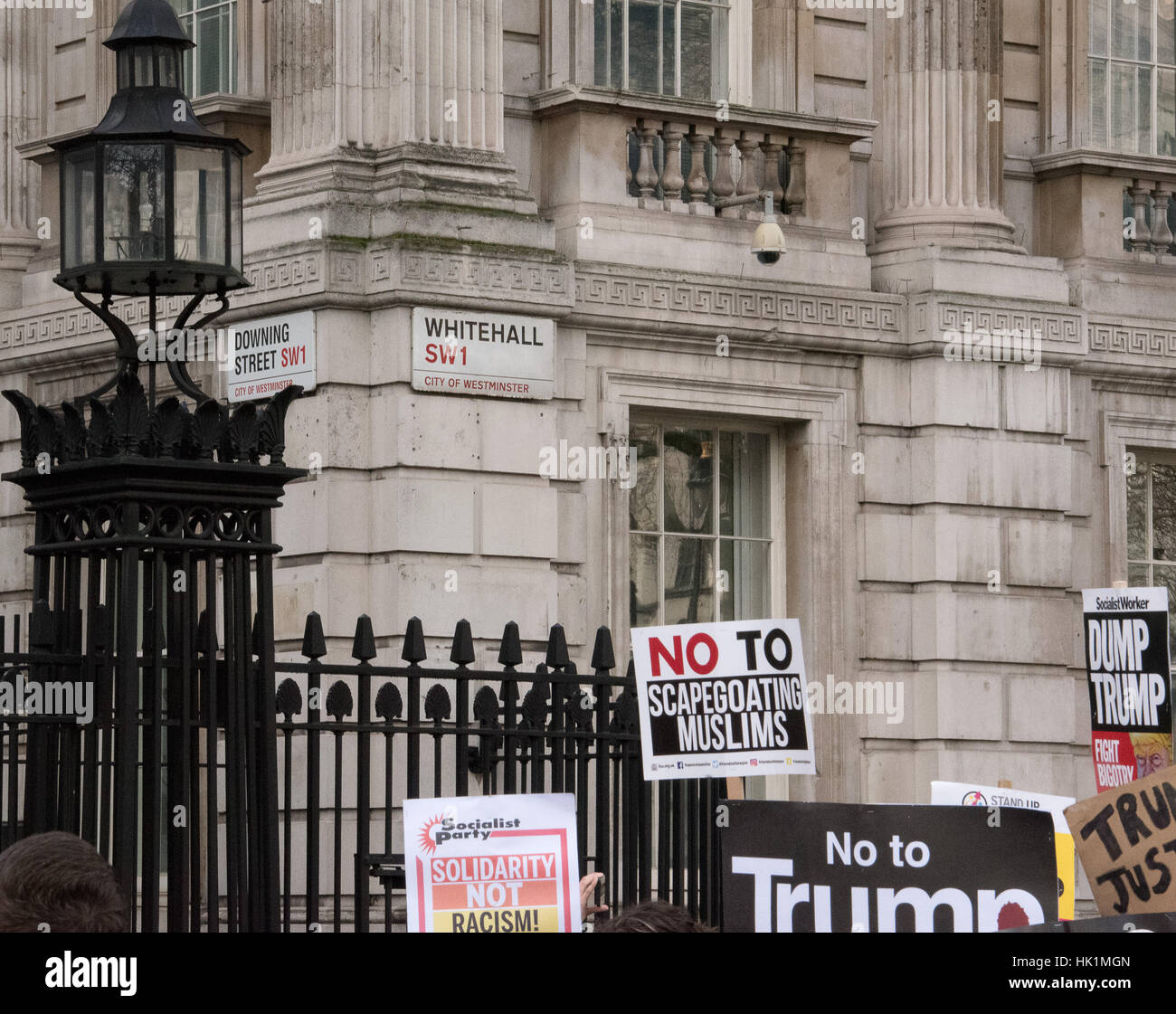 Londra, Regno Unito. 4 febbraio 2017. Al di fuori dell'ingresso a Downing Street, all'anti-Trump manifestazione a Londra Credito: Ian Davidson/Alamy Live News Foto Stock