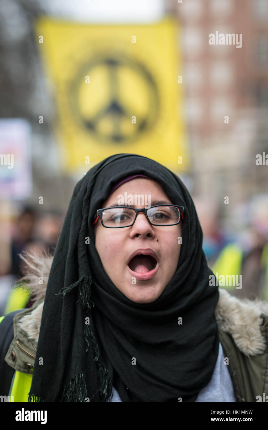 Londra, Regno Unito. 4 febbraio 2017. 'Stop Trump's divieto musulmano' migliaia di sostenitori di marzo e dimostrare attraverso il centro di Londra con anti-Trump cartelloni e ironico slogan contro il presidente statunitense Donald Trump il recente ordine esecutivo limitando sette paesi a maggioranza islamica l'ingresso negli USA. © Guy Corbishley/Alamy Live News Foto Stock