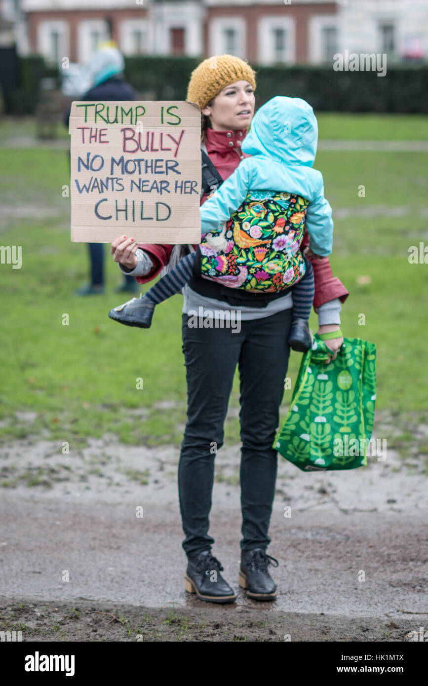 Londra, Regno Unito. 4 febbraio 2017. 'Stop Trump's divieto musulmano' migliaia di sostenitori di marzo e dimostrare attraverso il centro di Londra con anti-Trump cartelloni e ironico slogan contro il presidente statunitense Donald Trump il recente ordine esecutivo limitando sette paesi a maggioranza islamica l'ingresso negli USA. © Guy Corbishley/Alamy Live News Foto Stock