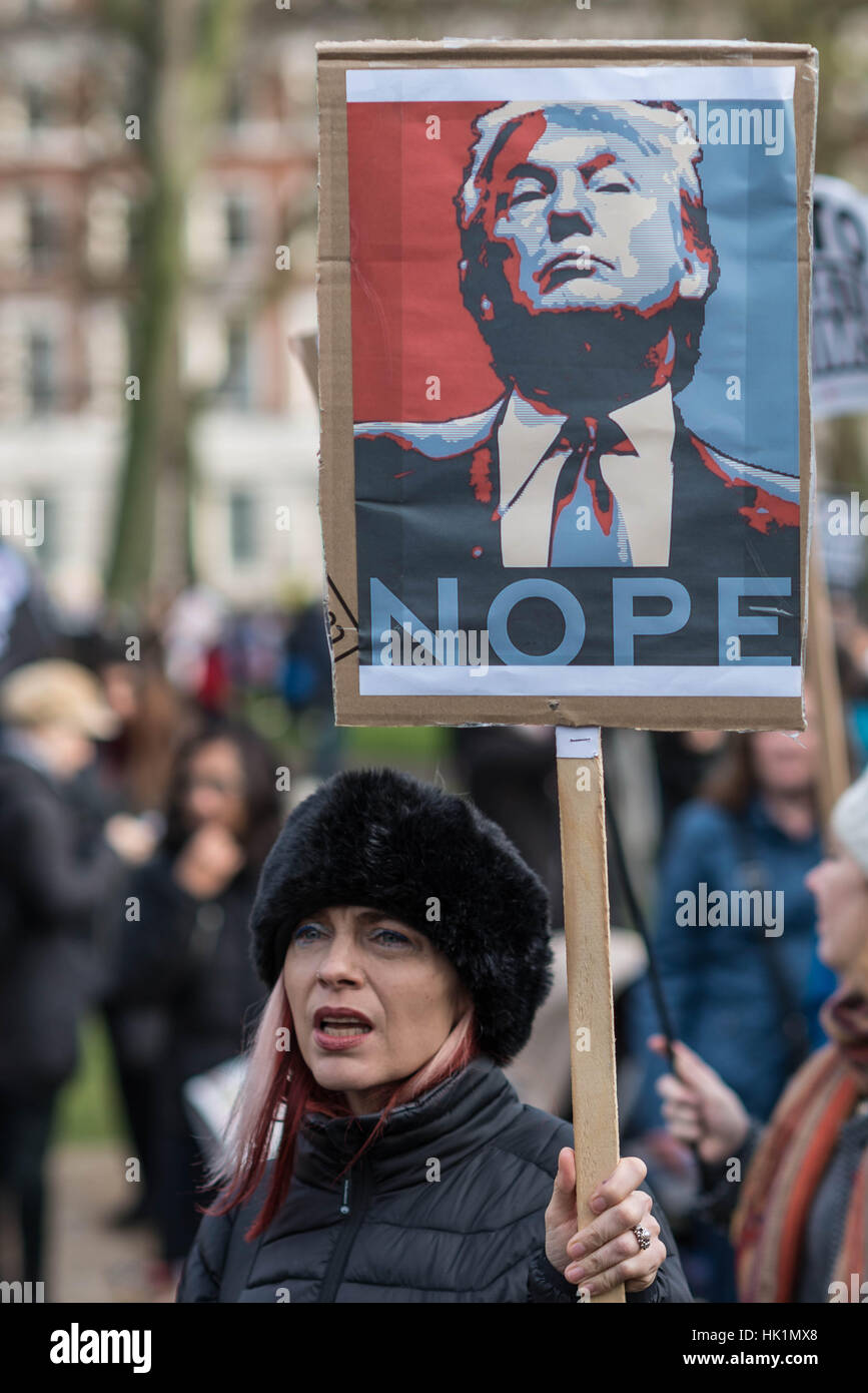 Londra, Regno Unito. 4 febbraio 2017. 'Stop Trump's divieto musulmano' migliaia di sostenitori di marzo e dimostrare attraverso il centro di Londra con anti-Trump cartelloni e ironico slogan contro il presidente statunitense Donald Trump il recente ordine esecutivo limitando sette paesi a maggioranza islamica l'ingresso negli USA. © Guy Corbishley/Alamy Live News Foto Stock