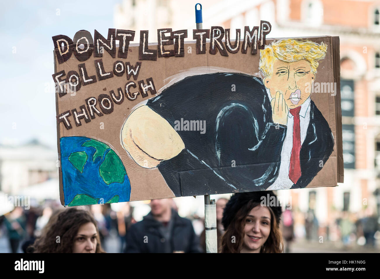 Londra, Regno Unito. 4 febbraio 2017. 'Stop Trump's divieto musulmano' migliaia di sostenitori di marzo e dimostrare attraverso il centro di Londra con anti-Trump cartelloni e ironico slogan contro il presidente statunitense Donald Trump il recente ordine esecutivo limitando sette paesi a maggioranza islamica l'ingresso negli USA. © Guy Corbishley/Alamy Live News Foto Stock