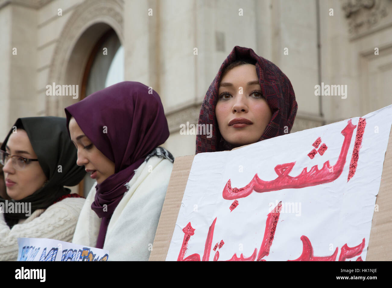 Londra REGNO UNITO 4 Feb 2016 migliaia di manifestanti con cartelli prendere parte in una dimostrazione contro la U.S. Presidente Donald Trump su Whitehall. Credito: Thabo Jaiyesimi/Alamy Live News Foto Stock