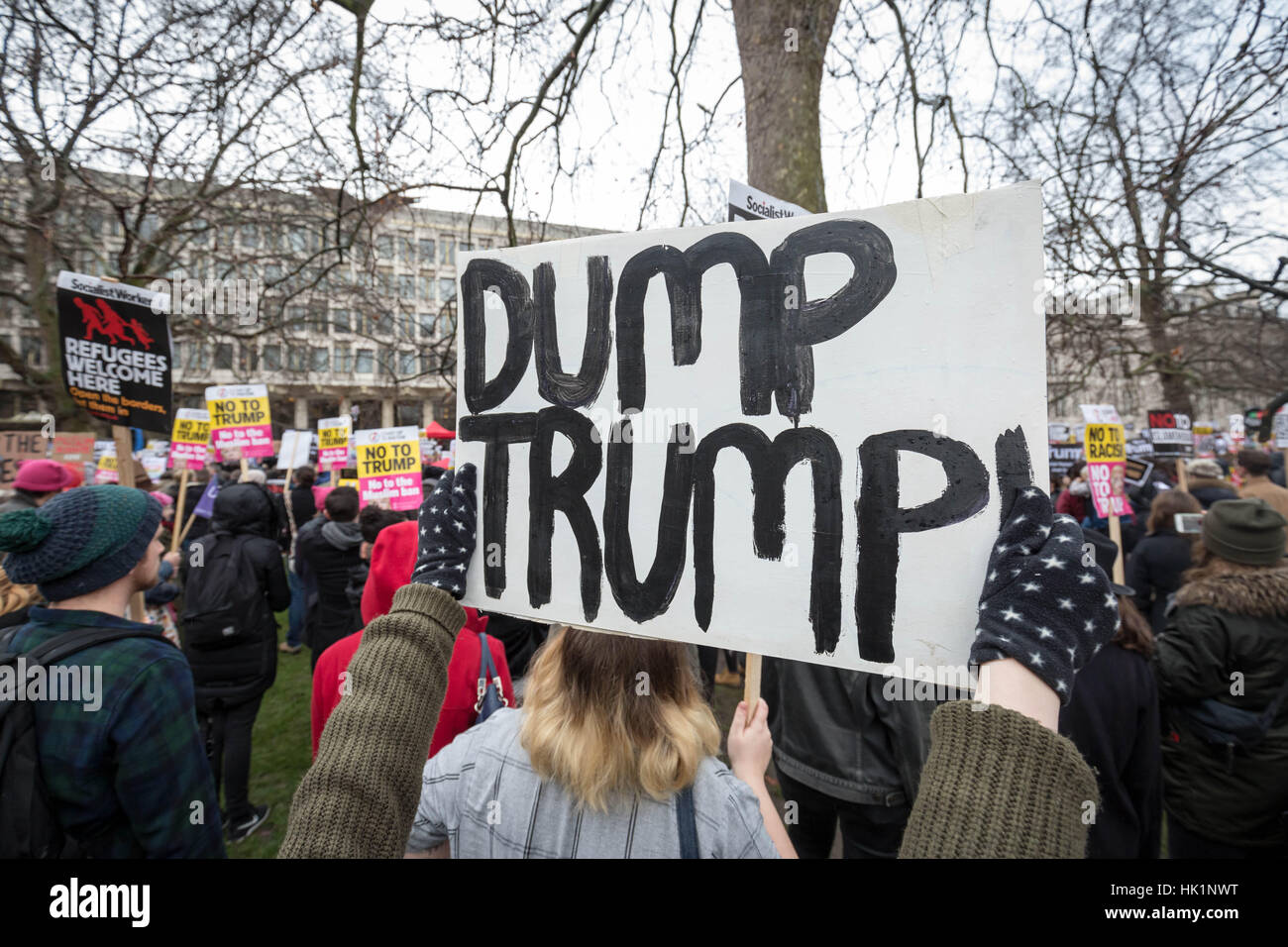 Londra, Regno Unito. 4 febbraio 2017. 'Stop Trump's divieto musulmano' migliaia di sostenitori di marzo e dimostrare attraverso il centro di Londra con anti-Trump cartelloni e ironico slogan contro il presidente statunitense Donald Trump il recente ordine esecutivo limitando sette paesi a maggioranza islamica l'ingresso negli USA. © Guy Corbishley/Alamy Live News Foto Stock