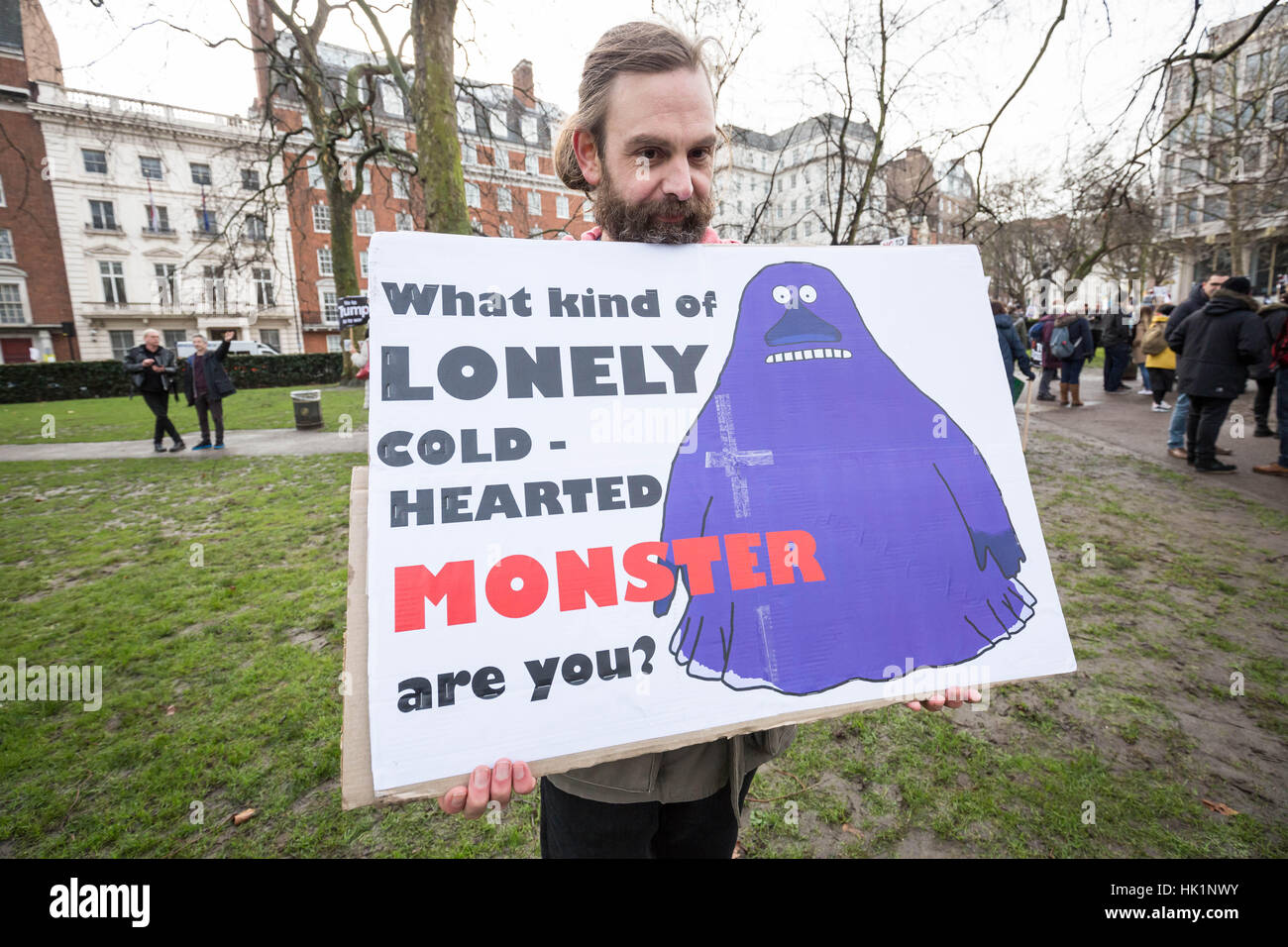 Londra, Regno Unito. 4 febbraio 2017. 'Stop Trump's divieto musulmano' migliaia di sostenitori di marzo e dimostrare attraverso il centro di Londra con anti-Trump cartelloni e ironico slogan contro il presidente statunitense Donald Trump il recente ordine esecutivo limitando sette paesi a maggioranza islamica l'ingresso negli USA. © Guy Corbishley/Alamy Live News Foto Stock