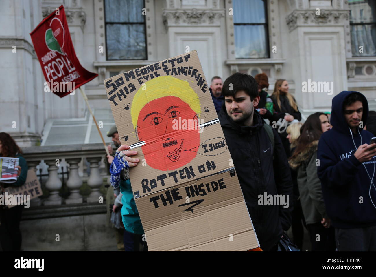 Londra, Regno Unito. 4 febbraio 2017. Fermare il malefico tangerine banner. Una protesta presso l ambasciata americana in Grosvenor Square contro il presidente trionfi recente politica di vietare gli immigrati che viaggiano da diversi paesi musulmani negli Stati Uniti. Penelope Barritt/Alamy Live News Foto Stock