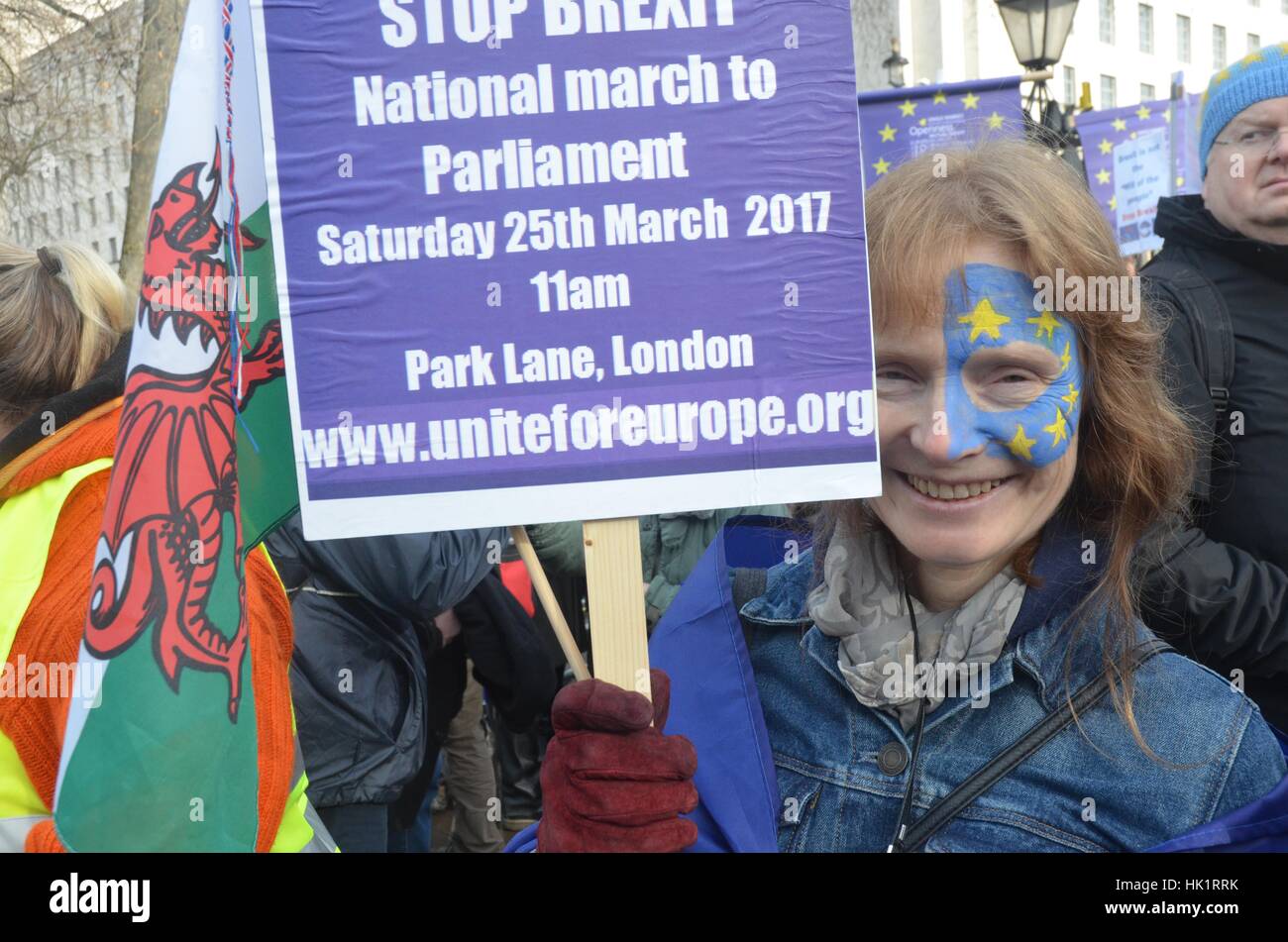 Londra, Regno Unito. 4 febbraio, 2017. Tenere i manifestanti pro-europeo i banner di condannare il referendum Brexit decisione durante un rally a Londra. Credito: Philip Robins/Alamy Live News Foto Stock