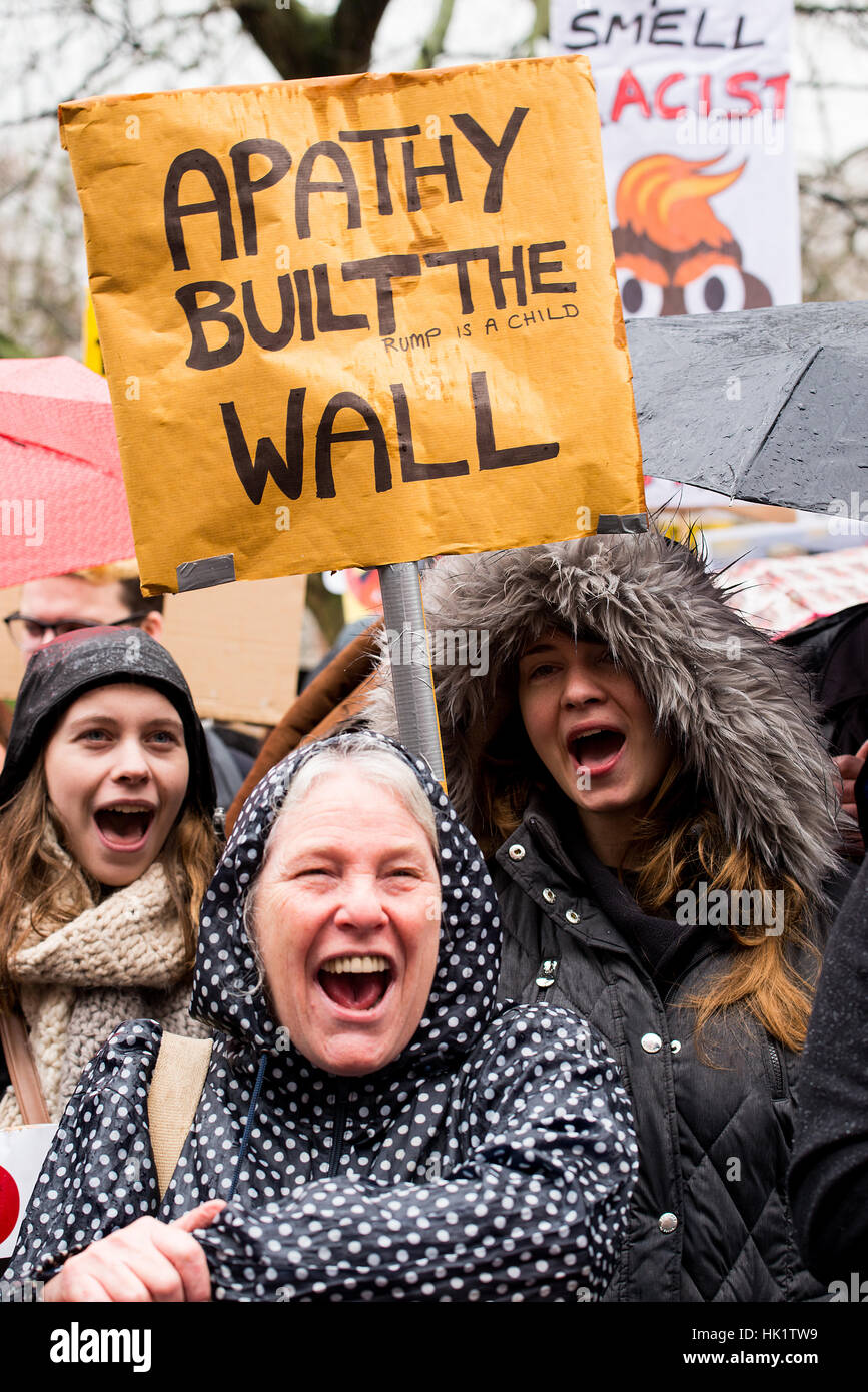 Londra, Regno Unito. 4 febbraio 2017. Migliaia hanno partecipato al 'Stop Trump musulmana " Divieto di marcia di protesta attraverso il centro di Londra, in segno di protesta del presidente Donald Trump's visita di Stato nel Regno Unito, chiamando per primo ministro Theresa Maggio a ritrarre il credito di invito: JOHN GOMEZ/Alamy Live News Foto Stock