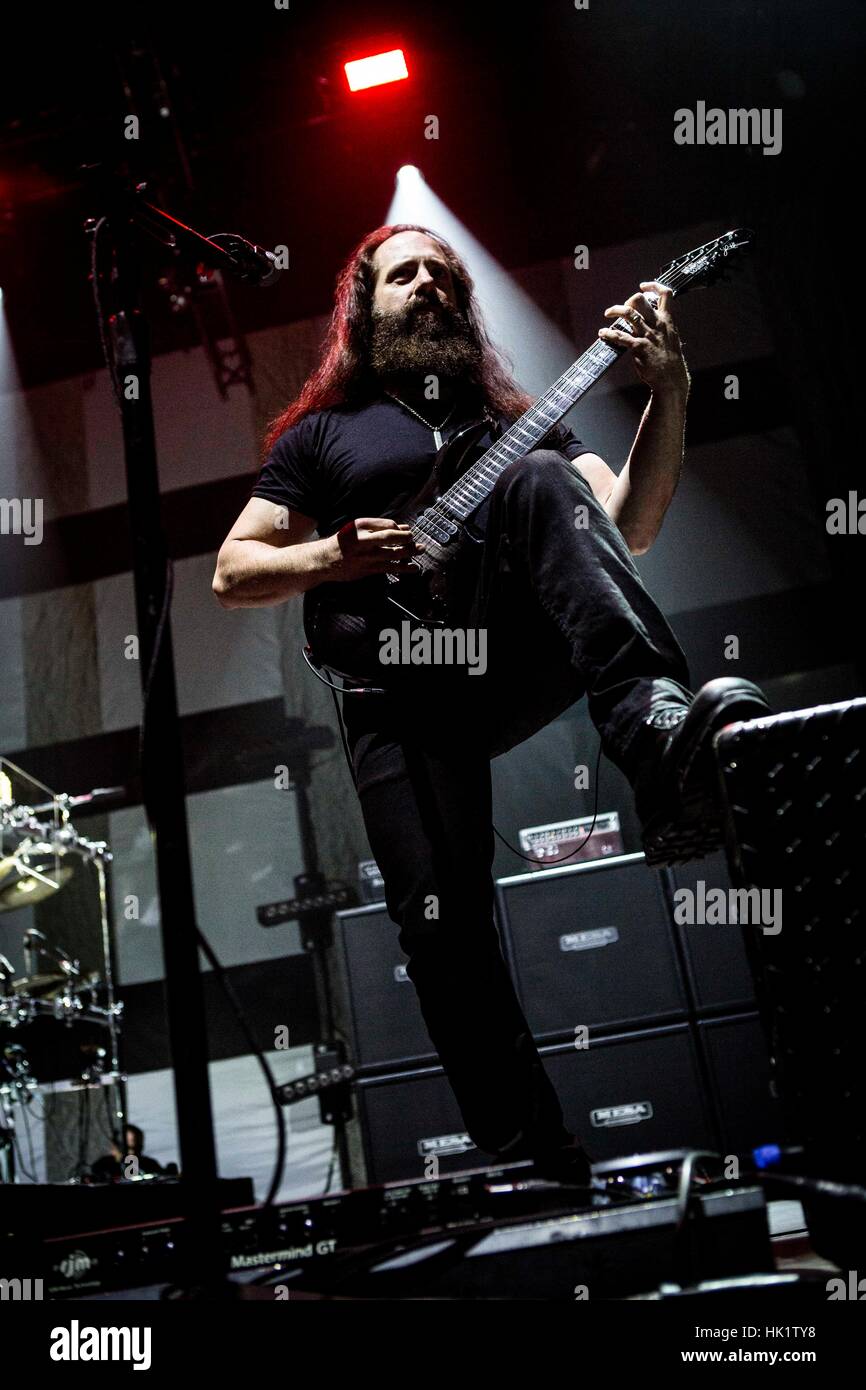 Milano, Italia. 4 febbraio, 2017. Band progressive metal dei Dream Theater eseguire live al Mediolanum Forum di Milano. Credito: Roberto Finizio/Alamy Live News Foto Stock