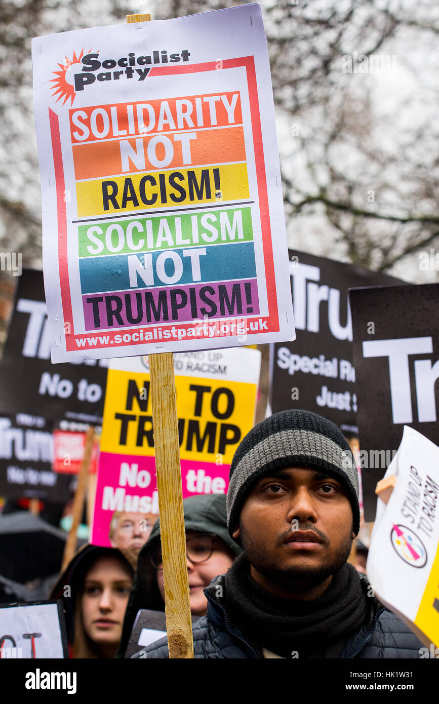 Londra, Regno Unito. 4 febbraio 2017. Migliaia hanno partecipato al 'Stop Trump musulmana " Divieto di marcia di protesta attraverso il centro di Londra, in segno di protesta del presidente Donald Trump's visita di Stato nel Regno Unito, chiamando per primo ministro Theresa Maggio a ritrarre il credito di invito: JOHN GOMEZ/Alamy Live News Foto Stock