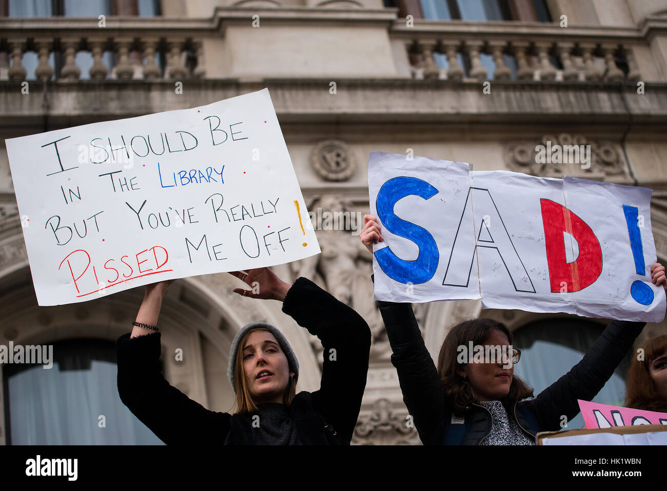 Londra, Regno Unito. 4 febbraio 2017. Migliaia hanno partecipato al 'Stop Trump musulmana " Divieto di marcia di protesta attraverso il centro di Londra, in segno di protesta del presidente Donald Trump's visita di Stato nel Regno Unito, chiamando per primo ministro Theresa Maggio a ritrarre il credito di invito: JOHN GOMEZ/Alamy Live News Foto Stock