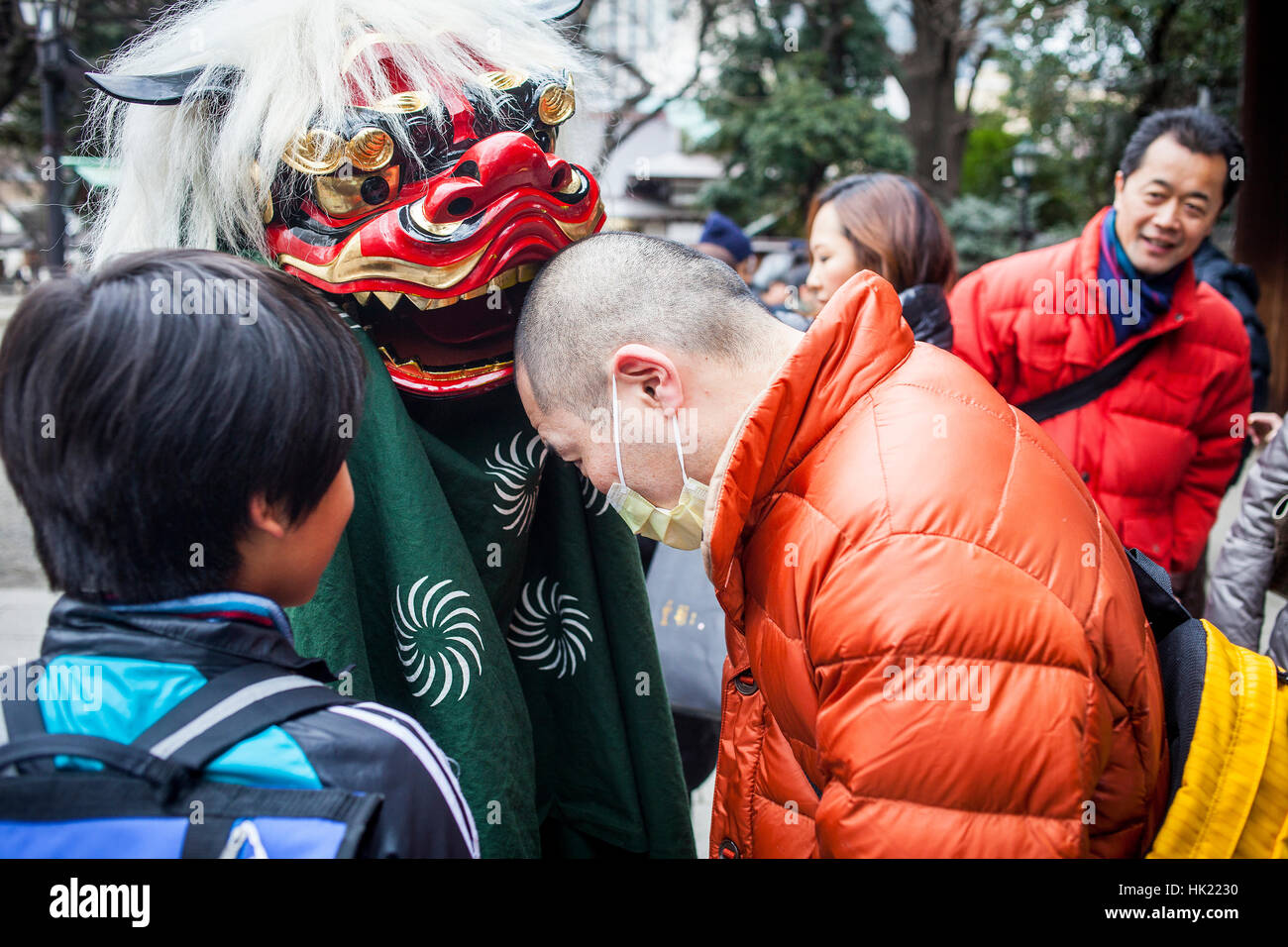 Dragon morde la testa del popolo, in modo che le persone che hanno la fortuna di un anno, Hatsumode celebrazione, Santuario Yasukuni, Tokyo, Giappone Foto Stock