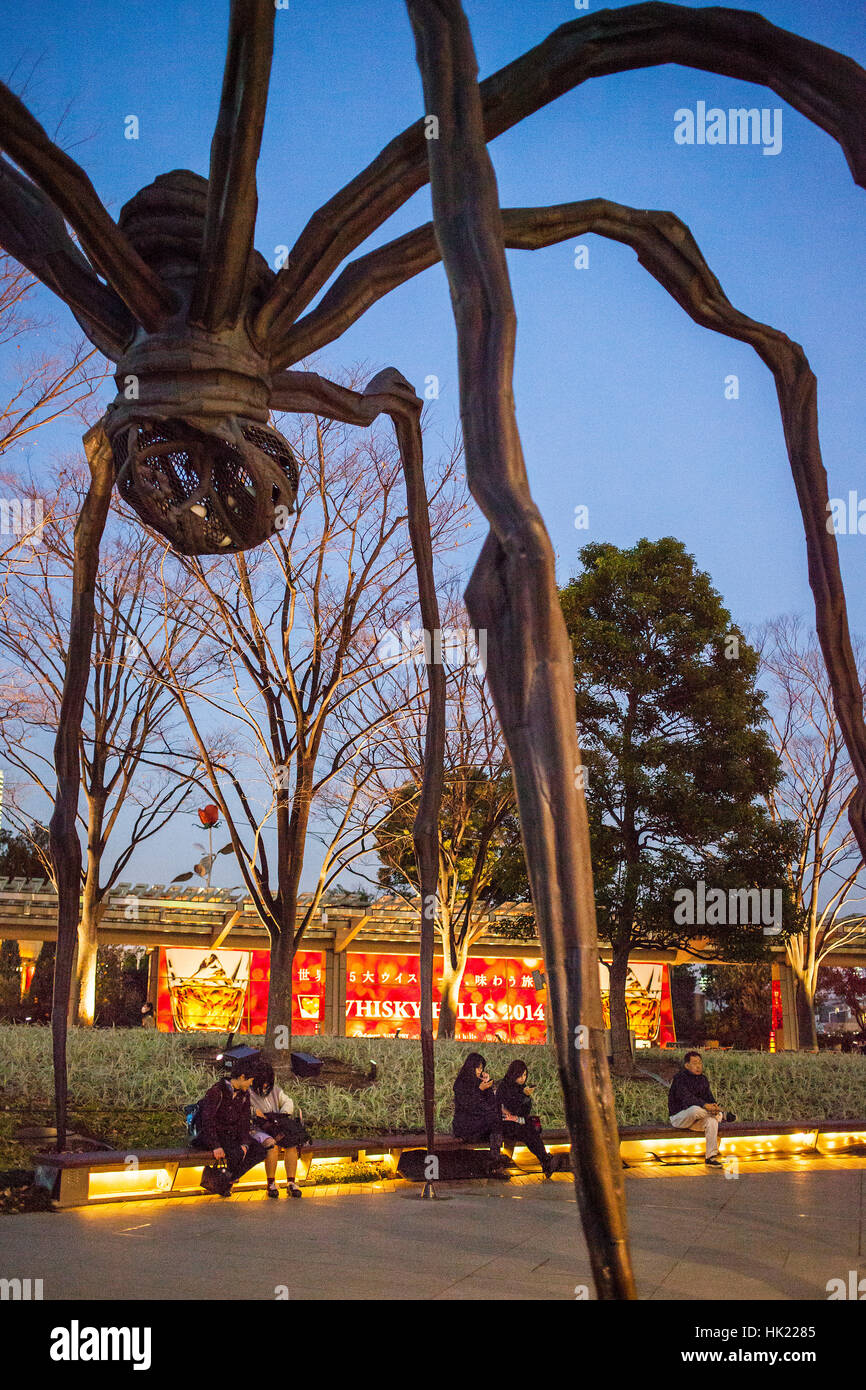 Townscape, ragno gigante di Louise Bourgeois, in Roppongi Hills, Tokyo, Giappone Foto Stock