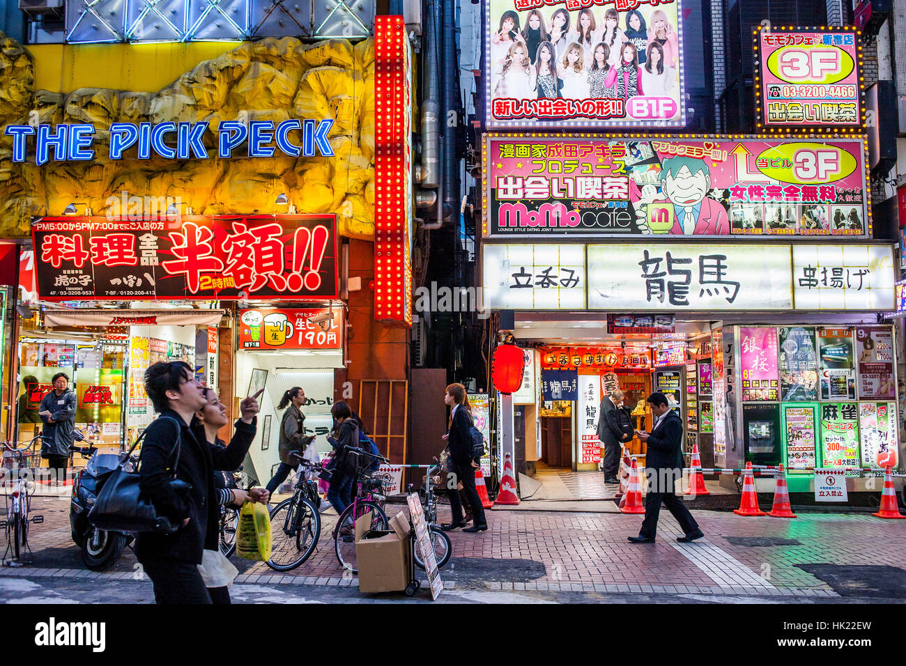 Townscape, Kabukicho distretto di intrattenimento a Shinjuku, Tokyo, Giappone Foto Stock