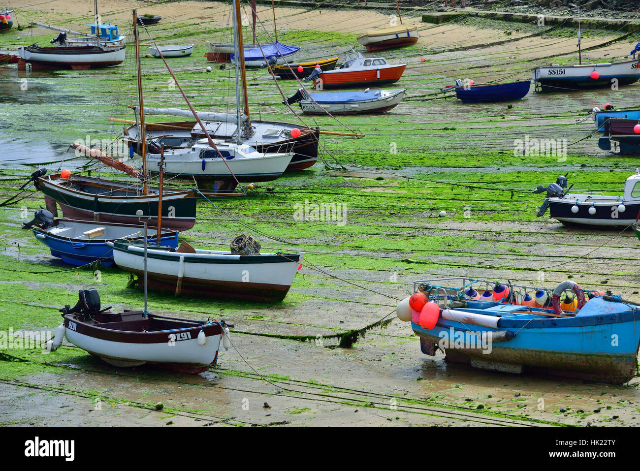 Barche ormeggiate a bassa marea nel porto del grazioso villaggio di pescatori di Mousehold, sulla South Cornish Coast, England, Regno Unito Foto Stock