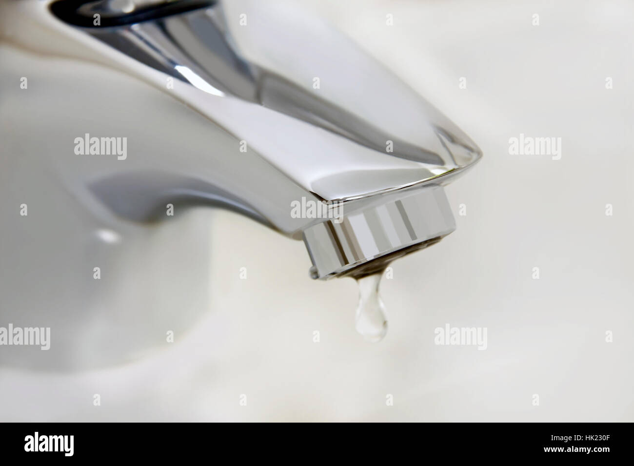 Una goccia di acqua da un rubinetto Foto Stock
