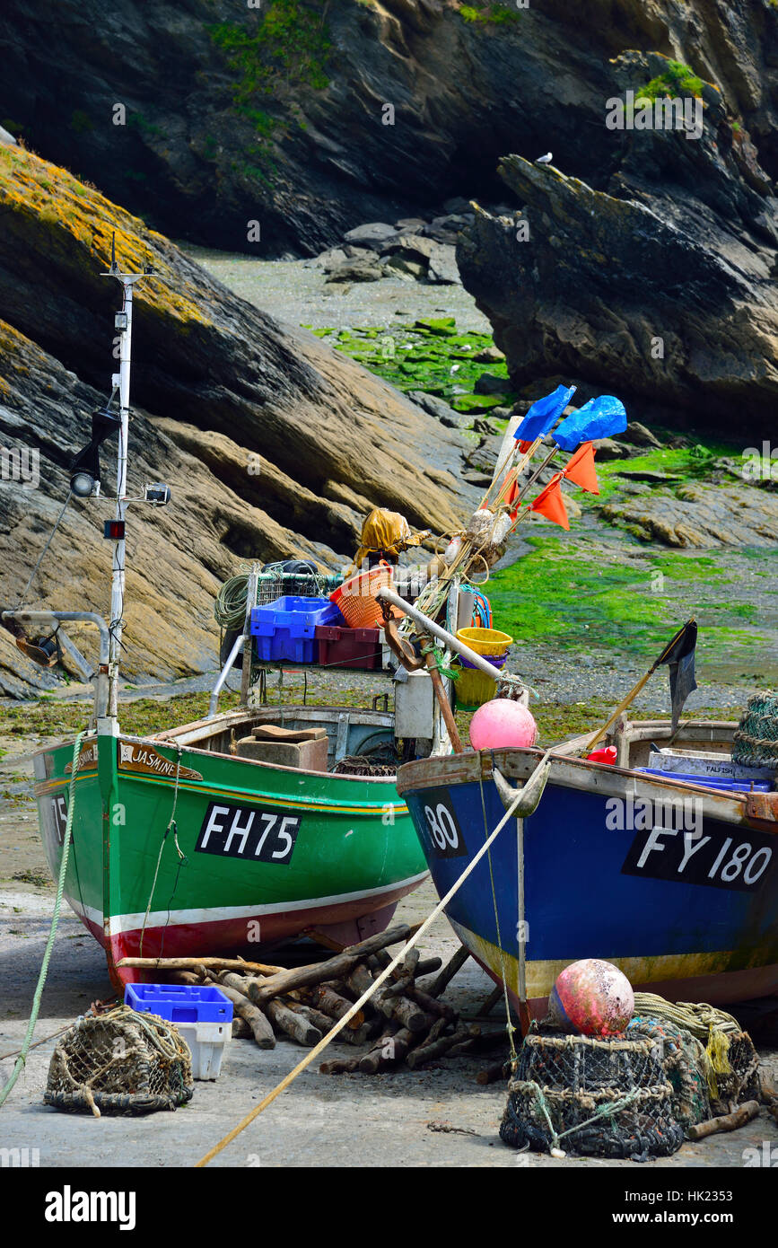 Barche da pesca legato su di uno scalo a Portloe una piccola pesca e villaggio vacanze sulla penisola di Roseland, Cornwall, Regno Unito Foto Stock