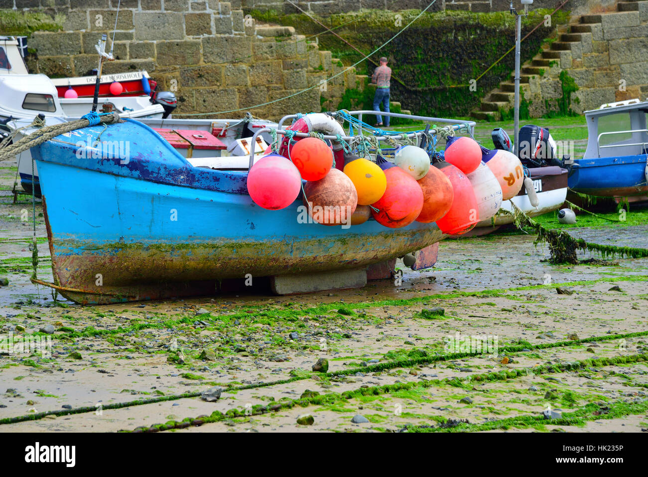 Barche da pesca ormeggiate nel porto del pittoresco holiday e il villaggio di pescatori di Mousehole sul sud costa in Cornovaglia, Inghilterra, Gran Bretagna Foto Stock