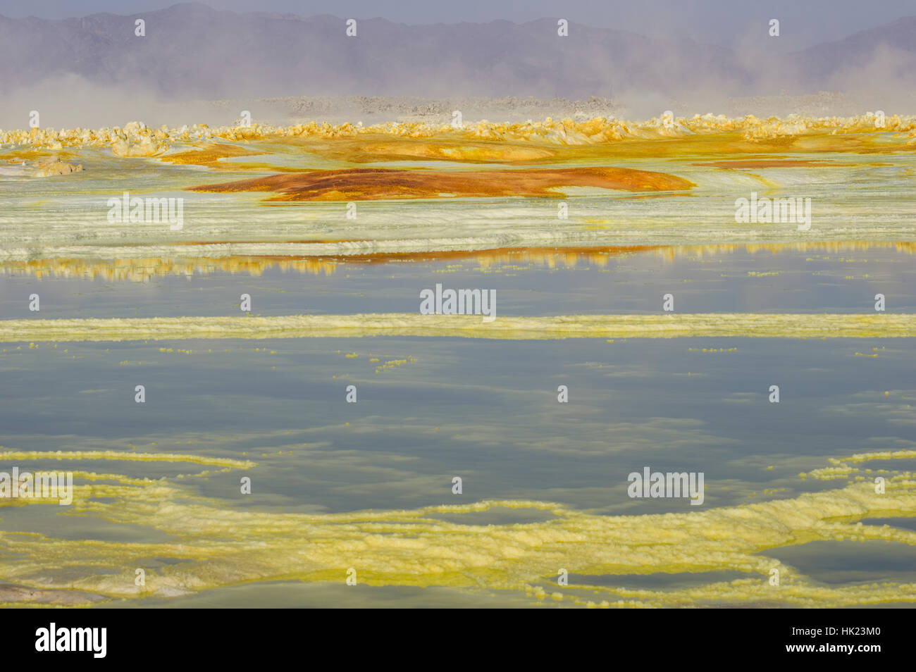 I colori vivaci e il sorprendente formazioni rocciose in uno scenario incredibile di Dalol, Etiopia nella depressione di Danakil deserto Foto Stock