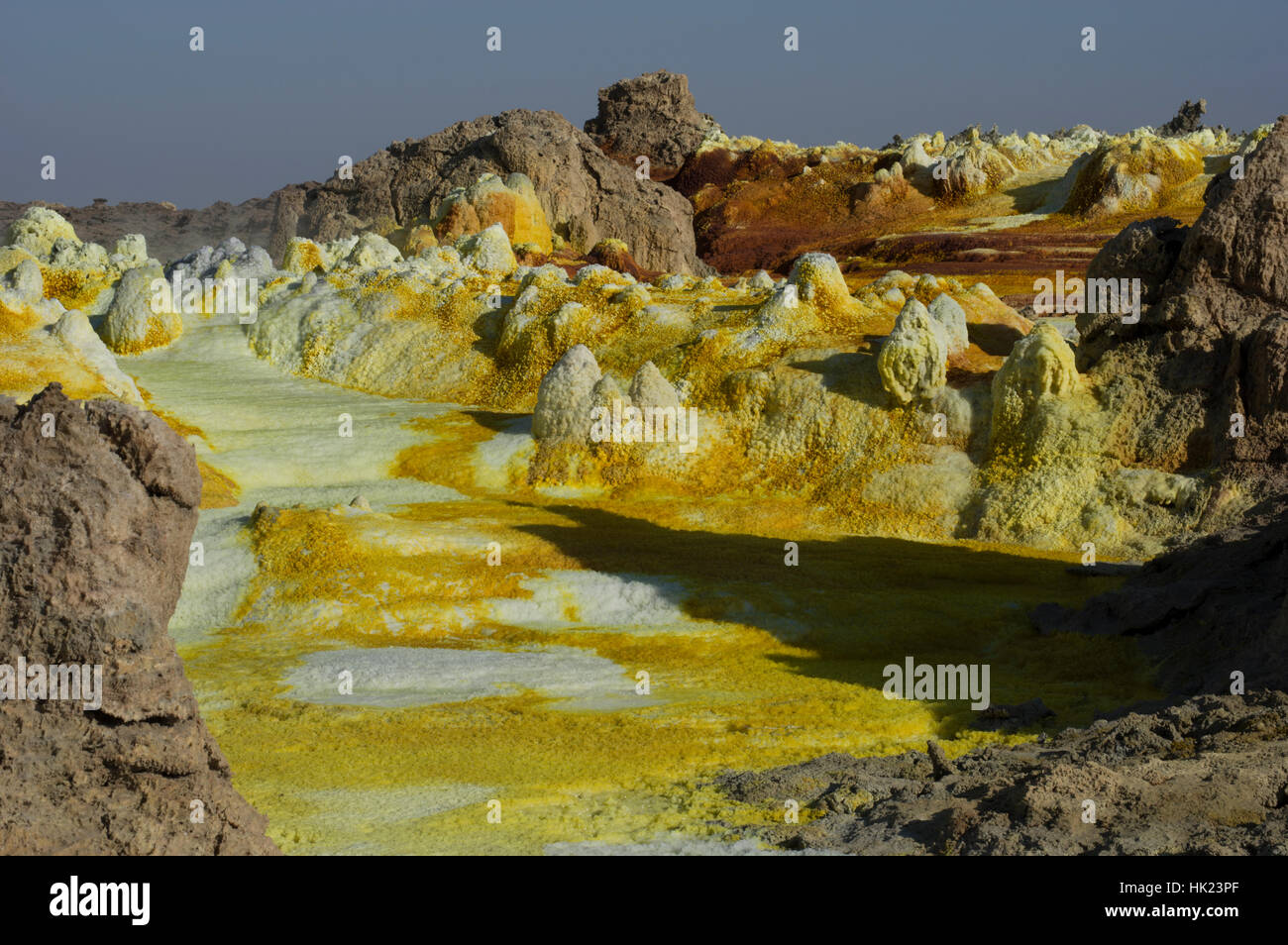 I colori vivaci e il sorprendente formazioni rocciose in uno scenario incredibile di Dalol, Etiopia nella depressione di Danakil deserto Foto Stock