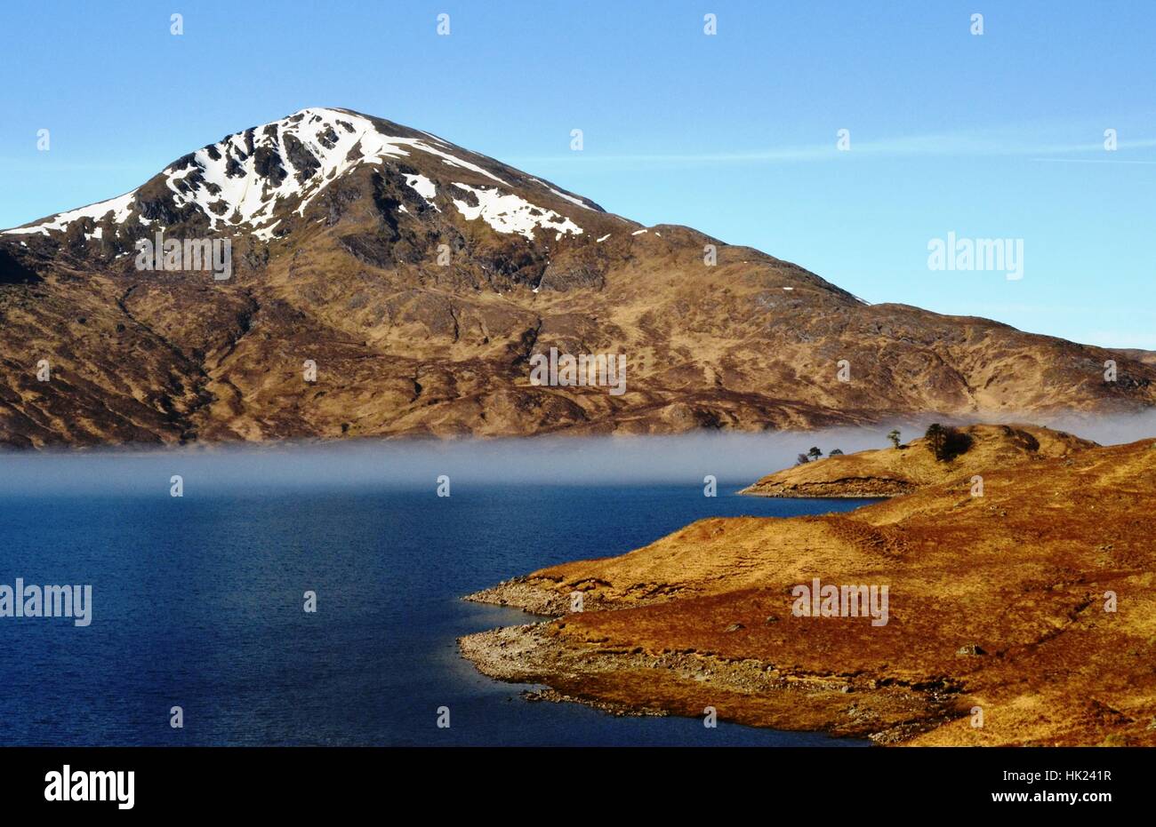 Loch Quoich in una limpida giornata di primavera guardando verso Gairich nel West Highlands della Scozia Foto Stock