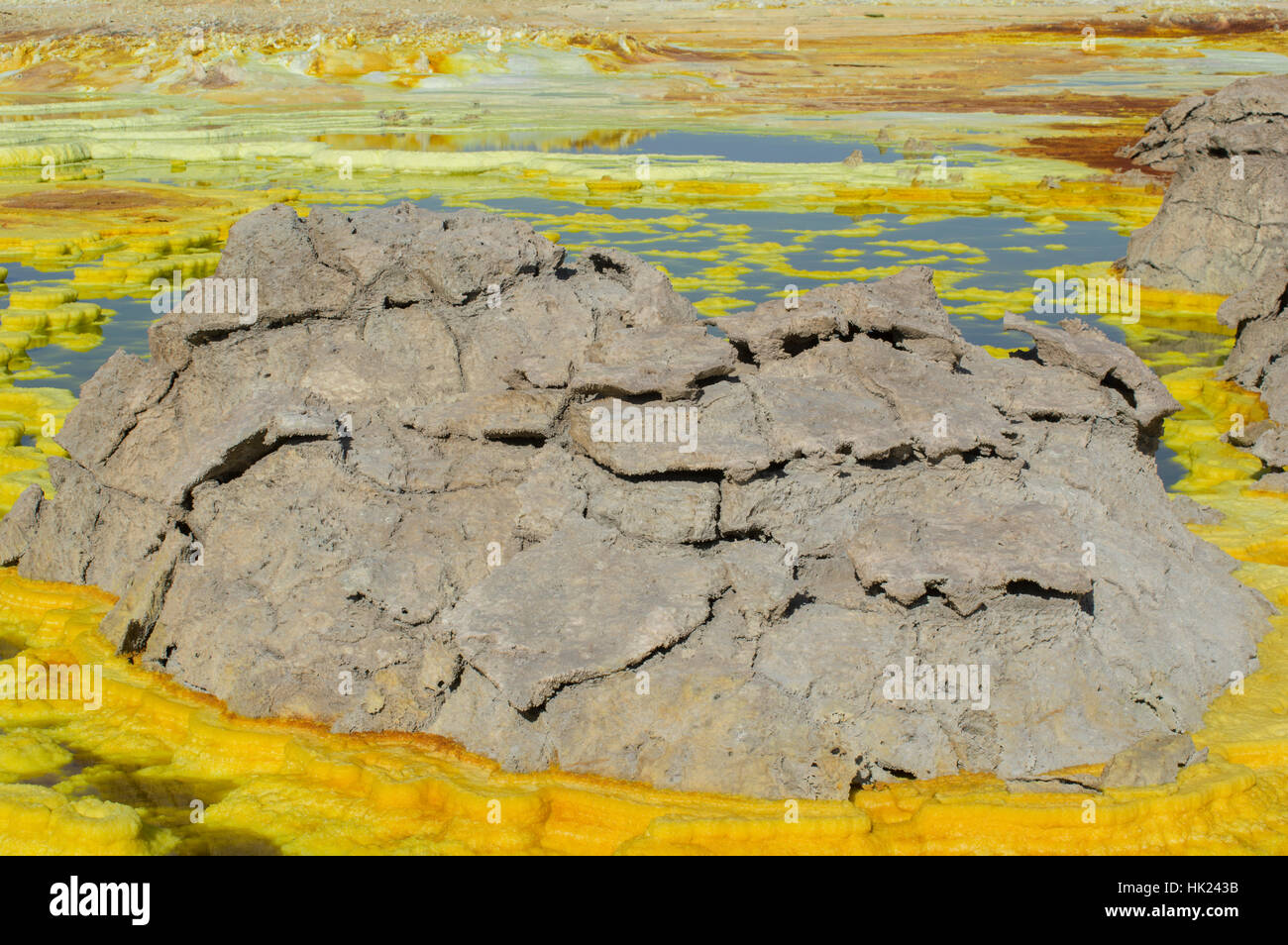 I colori vivaci e il sorprendente formazioni rocciose in uno scenario incredibile di Dalol, Etiopia nella depressione di Danakil deserto Foto Stock