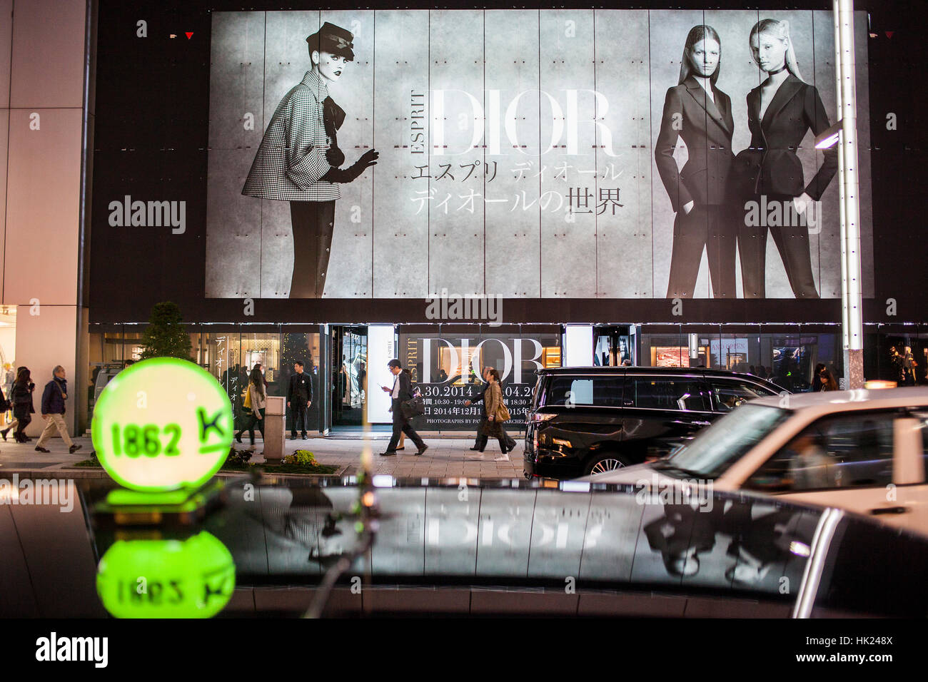 Townscape, Harumi St, in background Dior store Ginza, Tokyo, Giappone. Foto Stock